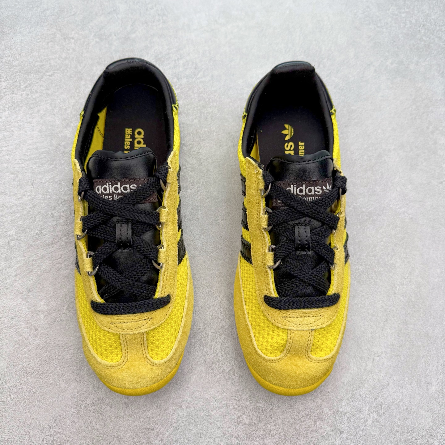 图片[2]-＃福利特价 AD Wmns SL72 OG 系列德训足球风百搭低帮休闲运动板鞋 采用高弹EVA+MODEL+RB三层组合底 区别市面RB一体大底 三层组合鞋底重量与原鞋一致 Originals 将有「T 头鞋」造型的诞生于 1972 年的 SL72 鞋款复刻带回 各位买鞋又有新选择了 1972 年 SL72 问世后 引领了后来阿迪达斯的跑鞋发展方向 其中「SL」代表了 Super Light 彰显了产品轻便的特性 1972 年 SL72 问世后 引领了后来阿迪达斯的跑鞋发展方向 其中「SL」代表了 Super Light 彰显了产品轻便的特性 这次 Originals 延续其轻质经典的基因 带来男女两款 SL72 男生款带来 SL72 RS 鞋型 RS 意为 Reshaped（重塑）鞋款在保留了经典的外观基础上 在尼龙材质里增加了填充物 使鞋型更加挺立和饱满 鞋头则更加圆润 鞋底的 EVA 材质则增加了鞋款的高度 女生款则带来 SL72 OG W 鞋型 OG 顾名思义则是致敬经典款式 相较于 RS（Reshaped）鞋款 鞋身更加纤细 其整体鞋身轮廓、线条、细节、材质上尊崇 70 年代 SL72 的设计 还原经典味道 尺码：36 36⅔ 37⅓ 38 38⅔ 39⅓ 40 40⅔ 41⅓ 42 42⅔ 43⅓ 44 44⅔ 45-选品中心