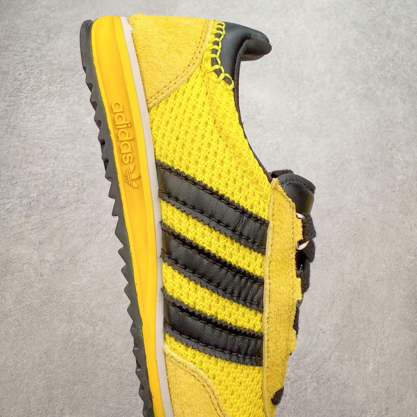 图片[6]-＃福利特价 AD Wmns SL72 OG 系列德训足球风百搭低帮休闲运动板鞋 采用高弹EVA+MODEL+RB三层组合底 区别市面RB一体大底 三层组合鞋底重量与原鞋一致 Originals 将有「T 头鞋」造型的诞生于 1972 年的 SL72 鞋款复刻带回 各位买鞋又有新选择了 1972 年 SL72 问世后 引领了后来阿迪达斯的跑鞋发展方向 其中「SL」代表了 Super Light 彰显了产品轻便的特性 1972 年 SL72 问世后 引领了后来阿迪达斯的跑鞋发展方向 其中「SL」代表了 Super Light 彰显了产品轻便的特性 这次 Originals 延续其轻质经典的基因 带来男女两款 SL72 男生款带来 SL72 RS 鞋型 RS 意为 Reshaped（重塑）鞋款在保留了经典的外观基础上 在尼龙材质里增加了填充物 使鞋型更加挺立和饱满 鞋头则更加圆润 鞋底的 EVA 材质则增加了鞋款的高度 女生款则带来 SL72 OG W 鞋型 OG 顾名思义则是致敬经典款式 相较于 RS（Reshaped）鞋款 鞋身更加纤细 其整体鞋身轮廓、线条、细节、材质上尊崇 70 年代 SL72 的设计 还原经典味道 尺码：36 36⅔ 37⅓ 38 38⅔ 39⅓ 40 40⅔ 41⅓ 42 42⅔ 43⅓ 44 44⅔ 45-选品中心