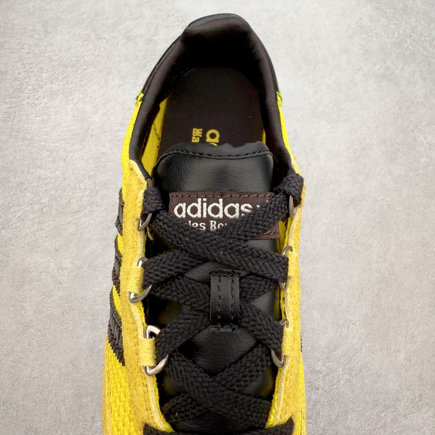 图片[5]-＃福利特价 AD Wmns SL72 OG 系列德训足球风百搭低帮休闲运动板鞋 采用高弹EVA+MODEL+RB三层组合底 区别市面RB一体大底 三层组合鞋底重量与原鞋一致 Originals 将有「T 头鞋」造型的诞生于 1972 年的 SL72 鞋款复刻带回 各位买鞋又有新选择了 1972 年 SL72 问世后 引领了后来阿迪达斯的跑鞋发展方向 其中「SL」代表了 Super Light 彰显了产品轻便的特性 1972 年 SL72 问世后 引领了后来阿迪达斯的跑鞋发展方向 其中「SL」代表了 Super Light 彰显了产品轻便的特性 这次 Originals 延续其轻质经典的基因 带来男女两款 SL72 男生款带来 SL72 RS 鞋型 RS 意为 Reshaped（重塑）鞋款在保留了经典的外观基础上 在尼龙材质里增加了填充物 使鞋型更加挺立和饱满 鞋头则更加圆润 鞋底的 EVA 材质则增加了鞋款的高度 女生款则带来 SL72 OG W 鞋型 OG 顾名思义则是致敬经典款式 相较于 RS（Reshaped）鞋款 鞋身更加纤细 其整体鞋身轮廓、线条、细节、材质上尊崇 70 年代 SL72 的设计 还原经典味道 尺码：36 36⅔ 37⅓ 38 38⅔ 39⅓ 40 40⅔ 41⅓ 42 42⅔ 43⅓ 44 44⅔ 45-选品中心