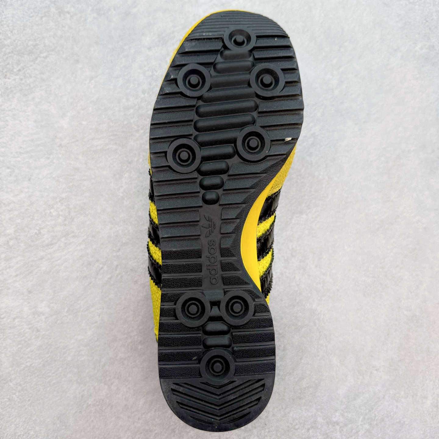 图片[9]-＃福利特价 AD Wmns SL72 OG 系列德训足球风百搭低帮休闲运动板鞋 采用高弹EVA+MODEL+RB三层组合底 区别市面RB一体大底 三层组合鞋底重量与原鞋一致 Originals 将有「T 头鞋」造型的诞生于 1972 年的 SL72 鞋款复刻带回 各位买鞋又有新选择了 1972 年 SL72 问世后 引领了后来阿迪达斯的跑鞋发展方向 其中「SL」代表了 Super Light 彰显了产品轻便的特性 1972 年 SL72 问世后 引领了后来阿迪达斯的跑鞋发展方向 其中「SL」代表了 Super Light 彰显了产品轻便的特性 这次 Originals 延续其轻质经典的基因 带来男女两款 SL72 男生款带来 SL72 RS 鞋型 RS 意为 Reshaped（重塑）鞋款在保留了经典的外观基础上 在尼龙材质里增加了填充物 使鞋型更加挺立和饱满 鞋头则更加圆润 鞋底的 EVA 材质则增加了鞋款的高度 女生款则带来 SL72 OG W 鞋型 OG 顾名思义则是致敬经典款式 相较于 RS（Reshaped）鞋款 鞋身更加纤细 其整体鞋身轮廓、线条、细节、材质上尊崇 70 年代 SL72 的设计 还原经典味道 尺码：36 36⅔ 37⅓ 38 38⅔ 39⅓ 40 40⅔ 41⅓ 42 42⅔ 43⅓ 44 44⅔ 45-选品中心