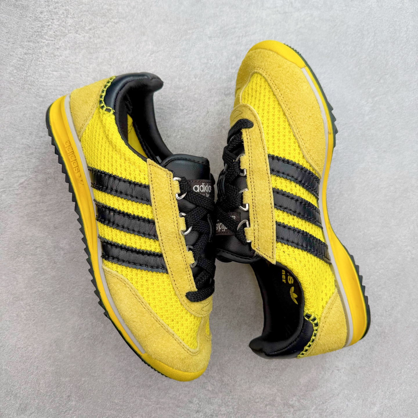 图片[3]-＃福利特价 AD Wmns SL72 OG 系列德训足球风百搭低帮休闲运动板鞋 采用高弹EVA+MODEL+RB三层组合底 区别市面RB一体大底 三层组合鞋底重量与原鞋一致 Originals 将有「T 头鞋」造型的诞生于 1972 年的 SL72 鞋款复刻带回 各位买鞋又有新选择了 1972 年 SL72 问世后 引领了后来阿迪达斯的跑鞋发展方向 其中「SL」代表了 Super Light 彰显了产品轻便的特性 1972 年 SL72 问世后 引领了后来阿迪达斯的跑鞋发展方向 其中「SL」代表了 Super Light 彰显了产品轻便的特性 这次 Originals 延续其轻质经典的基因 带来男女两款 SL72 男生款带来 SL72 RS 鞋型 RS 意为 Reshaped（重塑）鞋款在保留了经典的外观基础上 在尼龙材质里增加了填充物 使鞋型更加挺立和饱满 鞋头则更加圆润 鞋底的 EVA 材质则增加了鞋款的高度 女生款则带来 SL72 OG W 鞋型 OG 顾名思义则是致敬经典款式 相较于 RS（Reshaped）鞋款 鞋身更加纤细 其整体鞋身轮廓、线条、细节、材质上尊崇 70 年代 SL72 的设计 还原经典味道 尺码：36 36⅔ 37⅓ 38 38⅔ 39⅓ 40 40⅔ 41⅓ 42 42⅔ 43⅓ 44 44⅔ 45-选品中心