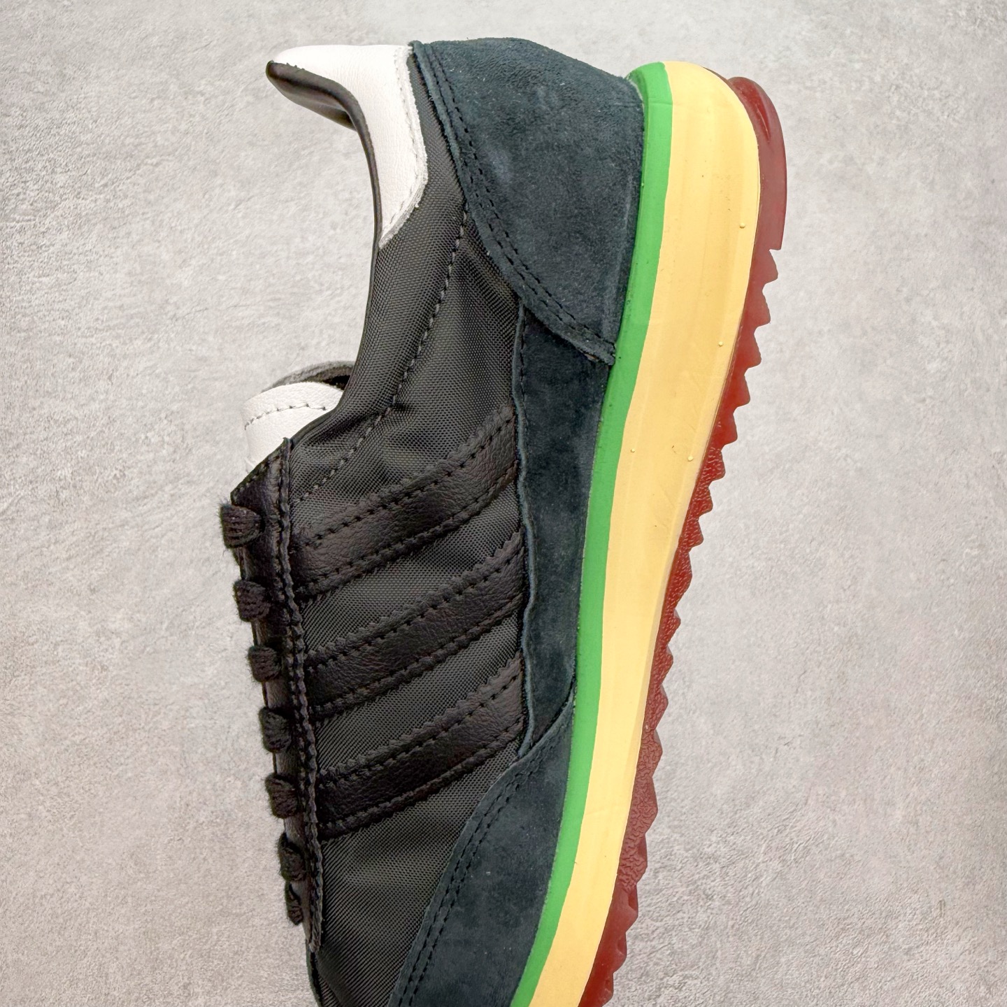 图片[7]-＃福利特价 AD Wmns SL72 OG 系列德训足球风百搭低帮休闲运动板鞋 采用高弹EVA+MODEL+RB三层组合底 区别市面RB一体大底 三层组合鞋底重量与原鞋一致 Originals 将有「T 头鞋」造型的诞生于 1972 年的 SL72 鞋款复刻带回 各位买鞋又有新选择了 1972 年 SL72 问世后 引领了后来阿迪达斯的跑鞋发展方向 其中「SL」代表了 Super Light 彰显了产品轻便的特性 1972 年 SL72 问世后 引领了后来阿迪达斯的跑鞋发展方向 其中「SL」代表了 Super Light 彰显了产品轻便的特性 这次 Originals 延续其轻质经典的基因 带来男女两款 SL72 男生款带来 SL72 RS 鞋型 RS 意为 Reshaped（重塑）鞋款在保留了经典的外观基础上 在尼龙材质里增加了填充物 使鞋型更加挺立和饱满 鞋头则更加圆润 鞋底的 EVA 材质则增加了鞋款的高度 女生款则带来 SL72 OG W 鞋型 OG 顾名思义则是致敬经典款式 相较于 RS（Reshaped）鞋款 鞋身更加纤细 其整体鞋身轮廓、线条、细节、材质上尊崇 70 年代 SL72 的设计 还原经典味道 尺码：36 36⅔ 37⅓ 38 38⅔ 39⅓ 40 40⅔ 41⅓ 42 42⅔ 43⅓ 44 44⅔ 45-选品中心