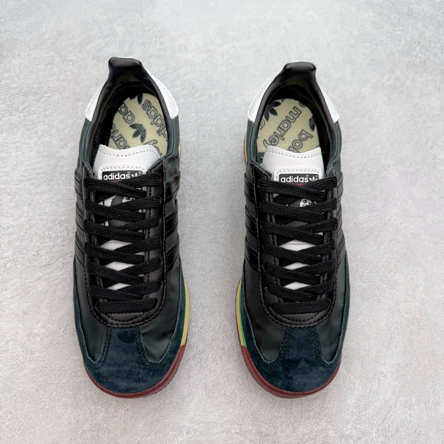 图片[2]-＃福利特价 AD Wmns SL72 OG 系列德训足球风百搭低帮休闲运动板鞋 采用高弹EVA+MODEL+RB三层组合底 区别市面RB一体大底 三层组合鞋底重量与原鞋一致 Originals 将有「T 头鞋」造型的诞生于 1972 年的 SL72 鞋款复刻带回 各位买鞋又有新选择了 1972 年 SL72 问世后 引领了后来阿迪达斯的跑鞋发展方向 其中「SL」代表了 Super Light 彰显了产品轻便的特性 1972 年 SL72 问世后 引领了后来阿迪达斯的跑鞋发展方向 其中「SL」代表了 Super Light 彰显了产品轻便的特性 这次 Originals 延续其轻质经典的基因 带来男女两款 SL72 男生款带来 SL72 RS 鞋型 RS 意为 Reshaped（重塑）鞋款在保留了经典的外观基础上 在尼龙材质里增加了填充物 使鞋型更加挺立和饱满 鞋头则更加圆润 鞋底的 EVA 材质则增加了鞋款的高度 女生款则带来 SL72 OG W 鞋型 OG 顾名思义则是致敬经典款式 相较于 RS（Reshaped）鞋款 鞋身更加纤细 其整体鞋身轮廓、线条、细节、材质上尊崇 70 年代 SL72 的设计 还原经典味道 尺码：36 36⅔ 37⅓ 38 38⅔ 39⅓ 40 40⅔ 41⅓ 42 42⅔ 43⅓ 44 44⅔ 45-选品中心