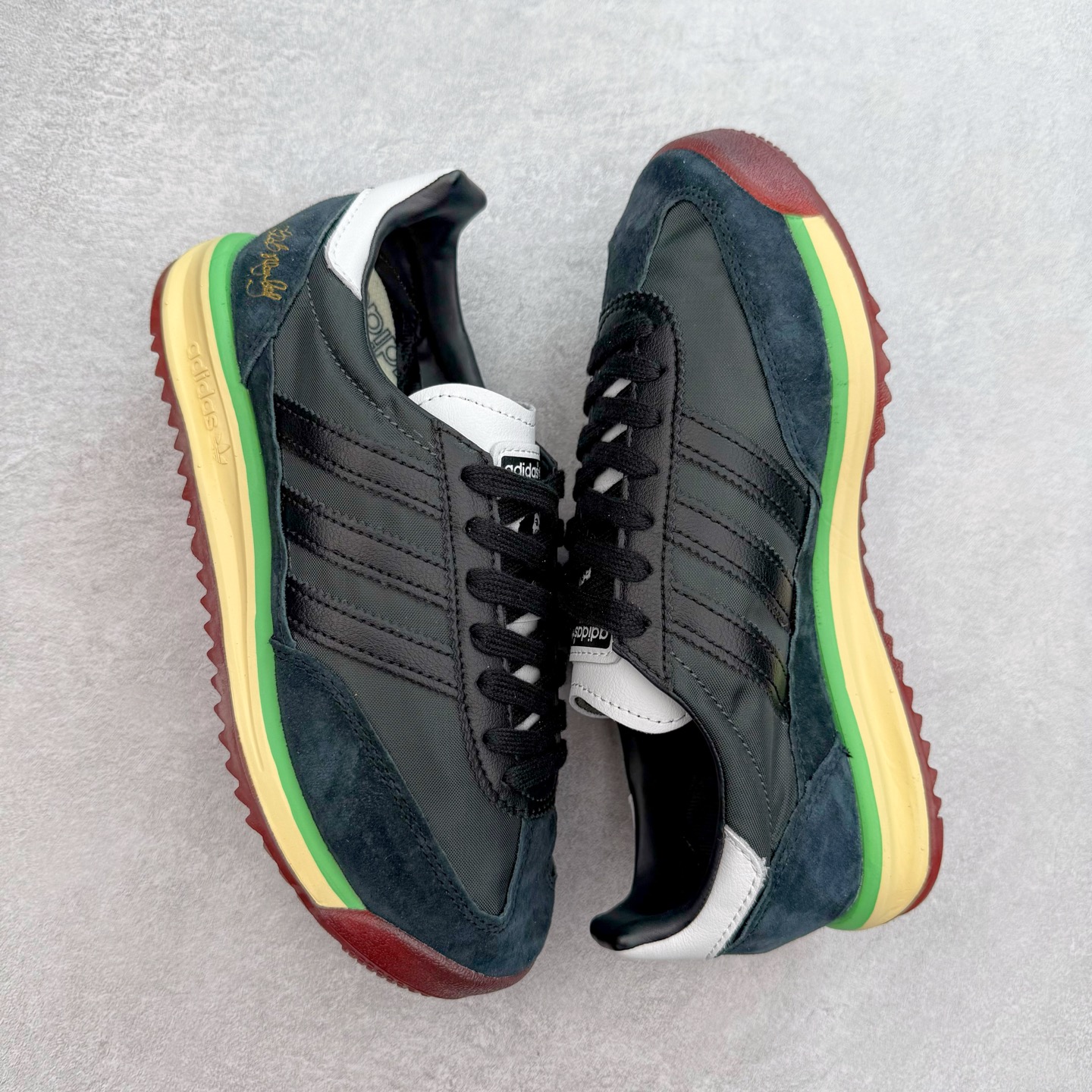 图片[3]-＃福利特价 AD Wmns SL72 OG 系列德训足球风百搭低帮休闲运动板鞋 采用高弹EVA+MODEL+RB三层组合底 区别市面RB一体大底 三层组合鞋底重量与原鞋一致 Originals 将有「T 头鞋」造型的诞生于 1972 年的 SL72 鞋款复刻带回 各位买鞋又有新选择了 1972 年 SL72 问世后 引领了后来阿迪达斯的跑鞋发展方向 其中「SL」代表了 Super Light 彰显了产品轻便的特性 1972 年 SL72 问世后 引领了后来阿迪达斯的跑鞋发展方向 其中「SL」代表了 Super Light 彰显了产品轻便的特性 这次 Originals 延续其轻质经典的基因 带来男女两款 SL72 男生款带来 SL72 RS 鞋型 RS 意为 Reshaped（重塑）鞋款在保留了经典的外观基础上 在尼龙材质里增加了填充物 使鞋型更加挺立和饱满 鞋头则更加圆润 鞋底的 EVA 材质则增加了鞋款的高度 女生款则带来 SL72 OG W 鞋型 OG 顾名思义则是致敬经典款式 相较于 RS（Reshaped）鞋款 鞋身更加纤细 其整体鞋身轮廓、线条、细节、材质上尊崇 70 年代 SL72 的设计 还原经典味道 尺码：36 36⅔ 37⅓ 38 38⅔ 39⅓ 40 40⅔ 41⅓ 42 42⅔ 43⅓ 44 44⅔ 45-选品中心