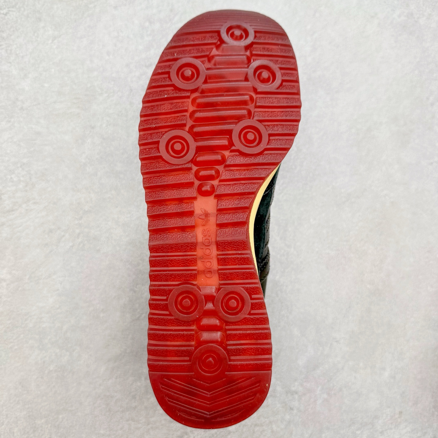 图片[9]-＃福利特价 AD Wmns SL72 OG 系列德训足球风百搭低帮休闲运动板鞋 采用高弹EVA+MODEL+RB三层组合底 区别市面RB一体大底 三层组合鞋底重量与原鞋一致 Originals 将有「T 头鞋」造型的诞生于 1972 年的 SL72 鞋款复刻带回 各位买鞋又有新选择了 1972 年 SL72 问世后 引领了后来阿迪达斯的跑鞋发展方向 其中「SL」代表了 Super Light 彰显了产品轻便的特性 1972 年 SL72 问世后 引领了后来阿迪达斯的跑鞋发展方向 其中「SL」代表了 Super Light 彰显了产品轻便的特性 这次 Originals 延续其轻质经典的基因 带来男女两款 SL72 男生款带来 SL72 RS 鞋型 RS 意为 Reshaped（重塑）鞋款在保留了经典的外观基础上 在尼龙材质里增加了填充物 使鞋型更加挺立和饱满 鞋头则更加圆润 鞋底的 EVA 材质则增加了鞋款的高度 女生款则带来 SL72 OG W 鞋型 OG 顾名思义则是致敬经典款式 相较于 RS（Reshaped）鞋款 鞋身更加纤细 其整体鞋身轮廓、线条、细节、材质上尊崇 70 年代 SL72 的设计 还原经典味道 尺码：36 36⅔ 37⅓ 38 38⅔ 39⅓ 40 40⅔ 41⅓ 42 42⅔ 43⅓ 44 44⅔ 45-选品中心