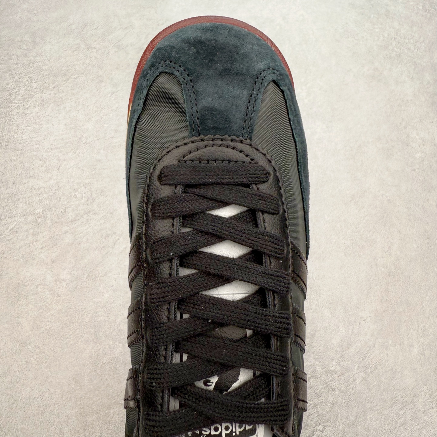 图片[4]-＃福利特价 AD Wmns SL72 OG 系列德训足球风百搭低帮休闲运动板鞋 采用高弹EVA+MODEL+RB三层组合底 区别市面RB一体大底 三层组合鞋底重量与原鞋一致 Originals 将有「T 头鞋」造型的诞生于 1972 年的 SL72 鞋款复刻带回 各位买鞋又有新选择了 1972 年 SL72 问世后 引领了后来阿迪达斯的跑鞋发展方向 其中「SL」代表了 Super Light 彰显了产品轻便的特性 1972 年 SL72 问世后 引领了后来阿迪达斯的跑鞋发展方向 其中「SL」代表了 Super Light 彰显了产品轻便的特性 这次 Originals 延续其轻质经典的基因 带来男女两款 SL72 男生款带来 SL72 RS 鞋型 RS 意为 Reshaped（重塑）鞋款在保留了经典的外观基础上 在尼龙材质里增加了填充物 使鞋型更加挺立和饱满 鞋头则更加圆润 鞋底的 EVA 材质则增加了鞋款的高度 女生款则带来 SL72 OG W 鞋型 OG 顾名思义则是致敬经典款式 相较于 RS（Reshaped）鞋款 鞋身更加纤细 其整体鞋身轮廓、线条、细节、材质上尊崇 70 年代 SL72 的设计 还原经典味道 尺码：36 36⅔ 37⅓ 38 38⅔ 39⅓ 40 40⅔ 41⅓ 42 42⅔ 43⅓ 44 44⅔ 45-选品中心