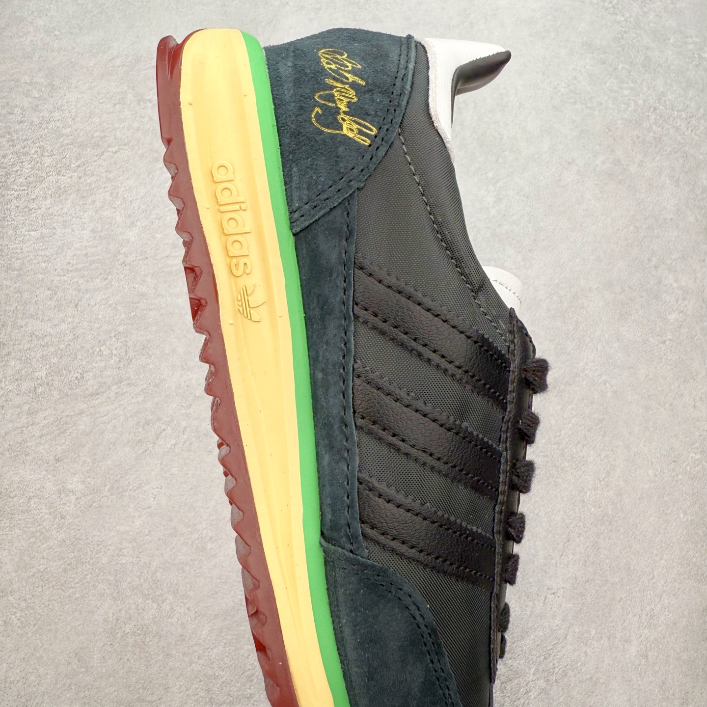 图片[6]-＃福利特价 AD Wmns SL72 OG 系列德训足球风百搭低帮休闲运动板鞋 采用高弹EVA+MODEL+RB三层组合底 区别市面RB一体大底 三层组合鞋底重量与原鞋一致 Originals 将有「T 头鞋」造型的诞生于 1972 年的 SL72 鞋款复刻带回 各位买鞋又有新选择了 1972 年 SL72 问世后 引领了后来阿迪达斯的跑鞋发展方向 其中「SL」代表了 Super Light 彰显了产品轻便的特性 1972 年 SL72 问世后 引领了后来阿迪达斯的跑鞋发展方向 其中「SL」代表了 Super Light 彰显了产品轻便的特性 这次 Originals 延续其轻质经典的基因 带来男女两款 SL72 男生款带来 SL72 RS 鞋型 RS 意为 Reshaped（重塑）鞋款在保留了经典的外观基础上 在尼龙材质里增加了填充物 使鞋型更加挺立和饱满 鞋头则更加圆润 鞋底的 EVA 材质则增加了鞋款的高度 女生款则带来 SL72 OG W 鞋型 OG 顾名思义则是致敬经典款式 相较于 RS（Reshaped）鞋款 鞋身更加纤细 其整体鞋身轮廓、线条、细节、材质上尊崇 70 年代 SL72 的设计 还原经典味道 尺码：36 36⅔ 37⅓ 38 38⅔ 39⅓ 40 40⅔ 41⅓ 42 42⅔ 43⅓ 44 44⅔ 45-选品中心