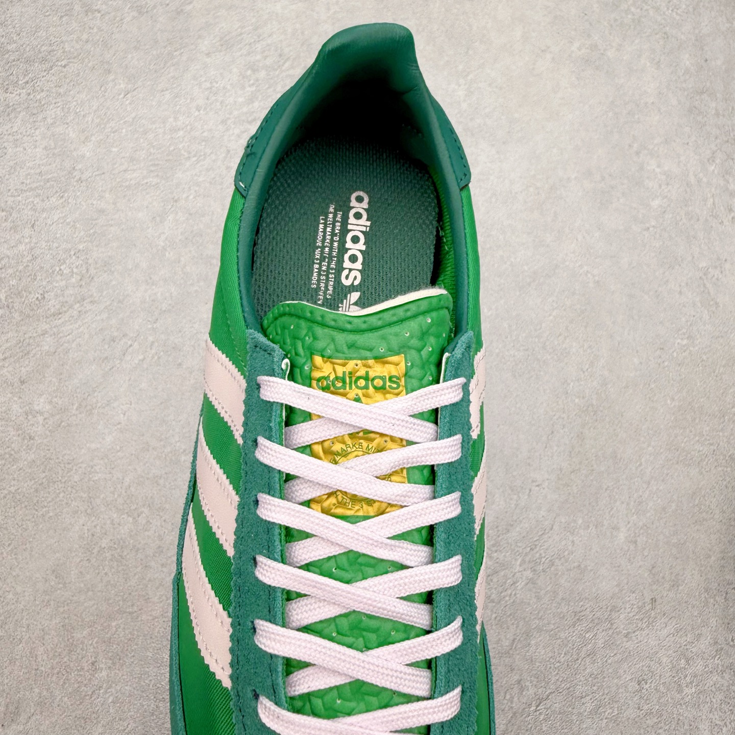 图片[5]-＃福利特价 AD Wmns SL72 OG 系列德训足球风百搭低帮休闲运动板鞋 采用高弹EVA+MODEL+RB三层组合底 区别市面RB一体大底 三层组合鞋底重量与原鞋一致 Originals 将有「T 头鞋」造型的诞生于 1972 年的 SL72 鞋款复刻带回 各位买鞋又有新选择了 1972 年 SL72 问世后 引领了后来阿迪达斯的跑鞋发展方向 其中「SL」代表了 Super Light 彰显了产品轻便的特性 1972 年 SL72 问世后 引领了后来阿迪达斯的跑鞋发展方向 其中「SL」代表了 Super Light 彰显了产品轻便的特性 这次 Originals 延续其轻质经典的基因 带来男女两款 SL72 男生款带来 SL72 RS 鞋型 RS 意为 Reshaped（重塑）鞋款在保留了经典的外观基础上 在尼龙材质里增加了填充物 使鞋型更加挺立和饱满 鞋头则更加圆润 鞋底的 EVA 材质则增加了鞋款的高度 女生款则带来 SL72 OG W 鞋型 OG 顾名思义则是致敬经典款式 相较于 RS（Reshaped）鞋款 鞋身更加纤细 其整体鞋身轮廓、线条、细节、材质上尊崇 70 年代 SL72 的设计 还原经典味道 尺码：36 36⅔ 37⅓ 38 38⅔ 39⅓ 40 40⅔ 41⅓ 42 42⅔ 43⅓ 44 44⅔ 45-选品中心