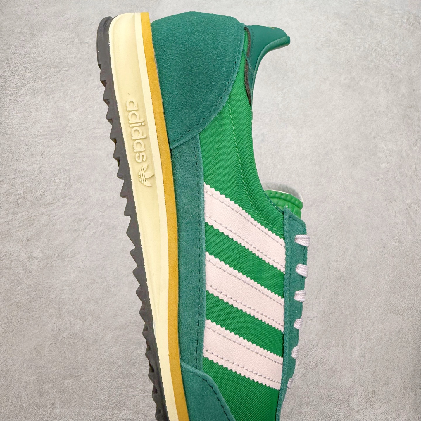 图片[6]-＃福利特价 AD Wmns SL72 OG 系列德训足球风百搭低帮休闲运动板鞋 采用高弹EVA+MODEL+RB三层组合底 区别市面RB一体大底 三层组合鞋底重量与原鞋一致 Originals 将有「T 头鞋」造型的诞生于 1972 年的 SL72 鞋款复刻带回 各位买鞋又有新选择了 1972 年 SL72 问世后 引领了后来阿迪达斯的跑鞋发展方向 其中「SL」代表了 Super Light 彰显了产品轻便的特性 1972 年 SL72 问世后 引领了后来阿迪达斯的跑鞋发展方向 其中「SL」代表了 Super Light 彰显了产品轻便的特性 这次 Originals 延续其轻质经典的基因 带来男女两款 SL72 男生款带来 SL72 RS 鞋型 RS 意为 Reshaped（重塑）鞋款在保留了经典的外观基础上 在尼龙材质里增加了填充物 使鞋型更加挺立和饱满 鞋头则更加圆润 鞋底的 EVA 材质则增加了鞋款的高度 女生款则带来 SL72 OG W 鞋型 OG 顾名思义则是致敬经典款式 相较于 RS（Reshaped）鞋款 鞋身更加纤细 其整体鞋身轮廓、线条、细节、材质上尊崇 70 年代 SL72 的设计 还原经典味道 尺码：36 36⅔ 37⅓ 38 38⅔ 39⅓ 40 40⅔ 41⅓ 42 42⅔ 43⅓ 44 44⅔ 45-选品中心