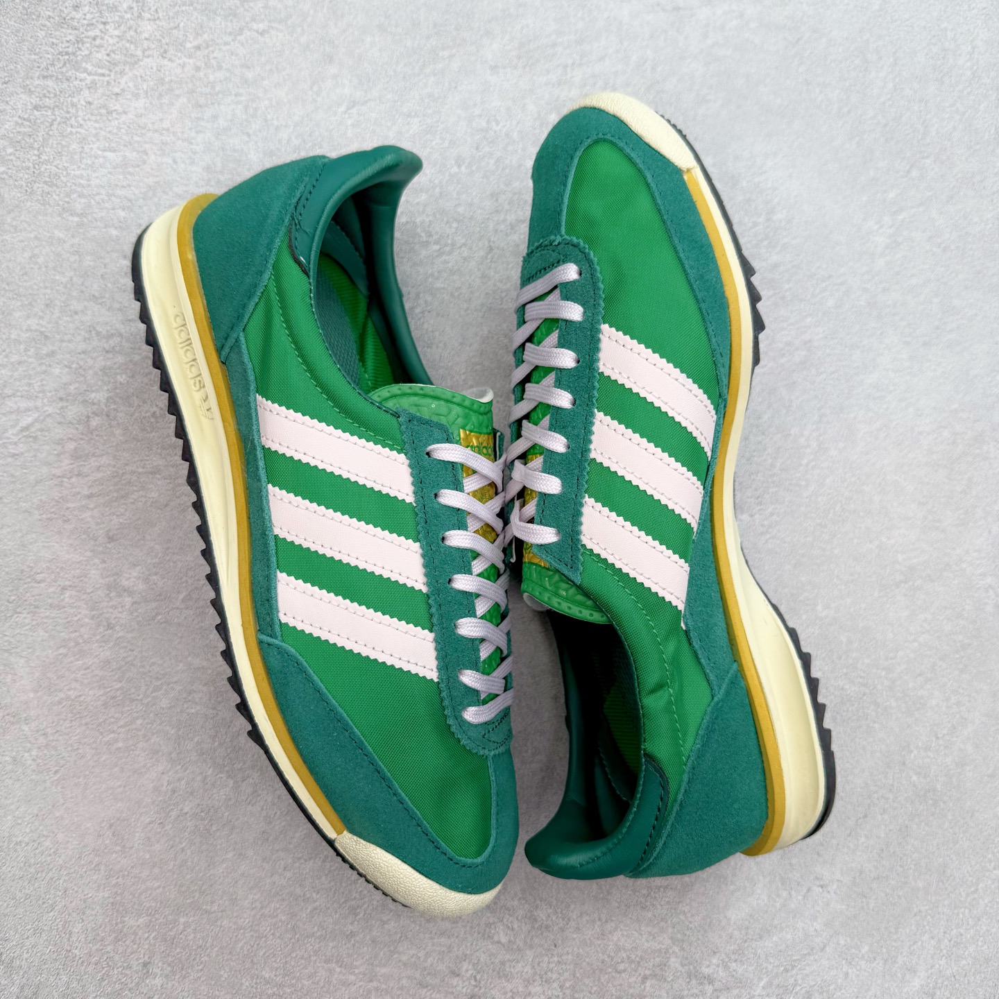 图片[3]-＃福利特价 AD Wmns SL72 OG 系列德训足球风百搭低帮休闲运动板鞋 采用高弹EVA+MODEL+RB三层组合底 区别市面RB一体大底 三层组合鞋底重量与原鞋一致 Originals 将有「T 头鞋」造型的诞生于 1972 年的 SL72 鞋款复刻带回 各位买鞋又有新选择了 1972 年 SL72 问世后 引领了后来阿迪达斯的跑鞋发展方向 其中「SL」代表了 Super Light 彰显了产品轻便的特性 1972 年 SL72 问世后 引领了后来阿迪达斯的跑鞋发展方向 其中「SL」代表了 Super Light 彰显了产品轻便的特性 这次 Originals 延续其轻质经典的基因 带来男女两款 SL72 男生款带来 SL72 RS 鞋型 RS 意为 Reshaped（重塑）鞋款在保留了经典的外观基础上 在尼龙材质里增加了填充物 使鞋型更加挺立和饱满 鞋头则更加圆润 鞋底的 EVA 材质则增加了鞋款的高度 女生款则带来 SL72 OG W 鞋型 OG 顾名思义则是致敬经典款式 相较于 RS（Reshaped）鞋款 鞋身更加纤细 其整体鞋身轮廓、线条、细节、材质上尊崇 70 年代 SL72 的设计 还原经典味道 尺码：36 36⅔ 37⅓ 38 38⅔ 39⅓ 40 40⅔ 41⅓ 42 42⅔ 43⅓ 44 44⅔ 45-选品中心