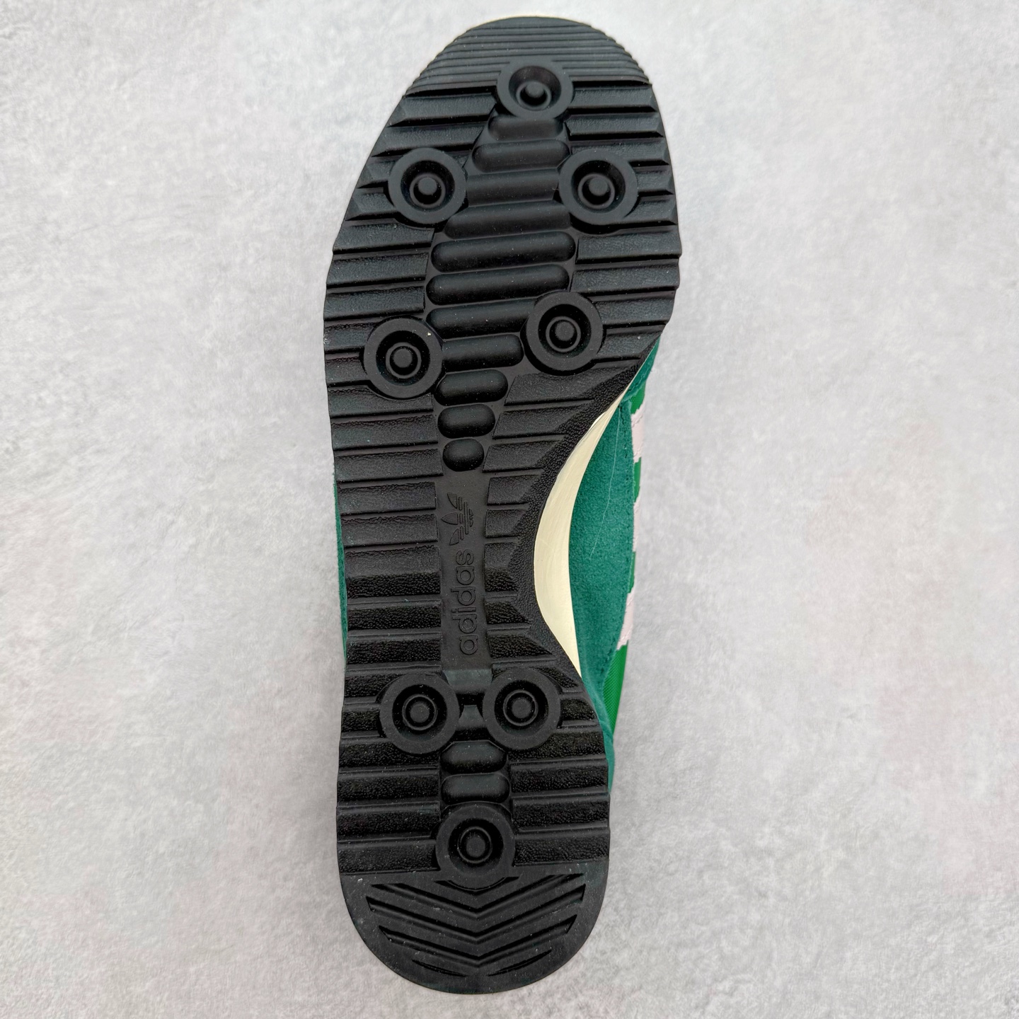 图片[9]-＃福利特价 AD Wmns SL72 OG 系列德训足球风百搭低帮休闲运动板鞋 采用高弹EVA+MODEL+RB三层组合底 区别市面RB一体大底 三层组合鞋底重量与原鞋一致 Originals 将有「T 头鞋」造型的诞生于 1972 年的 SL72 鞋款复刻带回 各位买鞋又有新选择了 1972 年 SL72 问世后 引领了后来阿迪达斯的跑鞋发展方向 其中「SL」代表了 Super Light 彰显了产品轻便的特性 1972 年 SL72 问世后 引领了后来阿迪达斯的跑鞋发展方向 其中「SL」代表了 Super Light 彰显了产品轻便的特性 这次 Originals 延续其轻质经典的基因 带来男女两款 SL72 男生款带来 SL72 RS 鞋型 RS 意为 Reshaped（重塑）鞋款在保留了经典的外观基础上 在尼龙材质里增加了填充物 使鞋型更加挺立和饱满 鞋头则更加圆润 鞋底的 EVA 材质则增加了鞋款的高度 女生款则带来 SL72 OG W 鞋型 OG 顾名思义则是致敬经典款式 相较于 RS（Reshaped）鞋款 鞋身更加纤细 其整体鞋身轮廓、线条、细节、材质上尊崇 70 年代 SL72 的设计 还原经典味道 尺码：36 36⅔ 37⅓ 38 38⅔ 39⅓ 40 40⅔ 41⅓ 42 42⅔ 43⅓ 44 44⅔ 45-选品中心