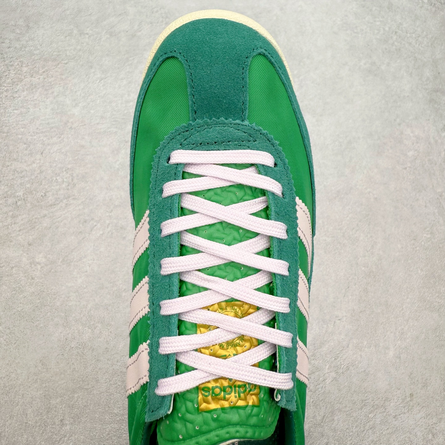 图片[4]-＃福利特价 AD Wmns SL72 OG 系列德训足球风百搭低帮休闲运动板鞋 采用高弹EVA+MODEL+RB三层组合底 区别市面RB一体大底 三层组合鞋底重量与原鞋一致 Originals 将有「T 头鞋」造型的诞生于 1972 年的 SL72 鞋款复刻带回 各位买鞋又有新选择了 1972 年 SL72 问世后 引领了后来阿迪达斯的跑鞋发展方向 其中「SL」代表了 Super Light 彰显了产品轻便的特性 1972 年 SL72 问世后 引领了后来阿迪达斯的跑鞋发展方向 其中「SL」代表了 Super Light 彰显了产品轻便的特性 这次 Originals 延续其轻质经典的基因 带来男女两款 SL72 男生款带来 SL72 RS 鞋型 RS 意为 Reshaped（重塑）鞋款在保留了经典的外观基础上 在尼龙材质里增加了填充物 使鞋型更加挺立和饱满 鞋头则更加圆润 鞋底的 EVA 材质则增加了鞋款的高度 女生款则带来 SL72 OG W 鞋型 OG 顾名思义则是致敬经典款式 相较于 RS（Reshaped）鞋款 鞋身更加纤细 其整体鞋身轮廓、线条、细节、材质上尊崇 70 年代 SL72 的设计 还原经典味道 尺码：36 36⅔ 37⅓ 38 38⅔ 39⅓ 40 40⅔ 41⅓ 42 42⅔ 43⅓ 44 44⅔ 45-选品中心