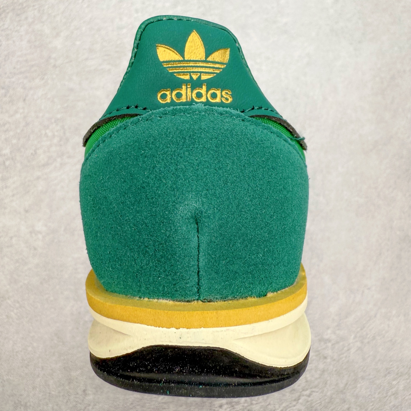 图片[8]-＃福利特价 AD Wmns SL72 OG 系列德训足球风百搭低帮休闲运动板鞋 采用高弹EVA+MODEL+RB三层组合底 区别市面RB一体大底 三层组合鞋底重量与原鞋一致 Originals 将有「T 头鞋」造型的诞生于 1972 年的 SL72 鞋款复刻带回 各位买鞋又有新选择了 1972 年 SL72 问世后 引领了后来阿迪达斯的跑鞋发展方向 其中「SL」代表了 Super Light 彰显了产品轻便的特性 1972 年 SL72 问世后 引领了后来阿迪达斯的跑鞋发展方向 其中「SL」代表了 Super Light 彰显了产品轻便的特性 这次 Originals 延续其轻质经典的基因 带来男女两款 SL72 男生款带来 SL72 RS 鞋型 RS 意为 Reshaped（重塑）鞋款在保留了经典的外观基础上 在尼龙材质里增加了填充物 使鞋型更加挺立和饱满 鞋头则更加圆润 鞋底的 EVA 材质则增加了鞋款的高度 女生款则带来 SL72 OG W 鞋型 OG 顾名思义则是致敬经典款式 相较于 RS（Reshaped）鞋款 鞋身更加纤细 其整体鞋身轮廓、线条、细节、材质上尊崇 70 年代 SL72 的设计 还原经典味道 尺码：36 36⅔ 37⅓ 38 38⅔ 39⅓ 40 40⅔ 41⅓ 42 42⅔ 43⅓ 44 44⅔ 45-选品中心