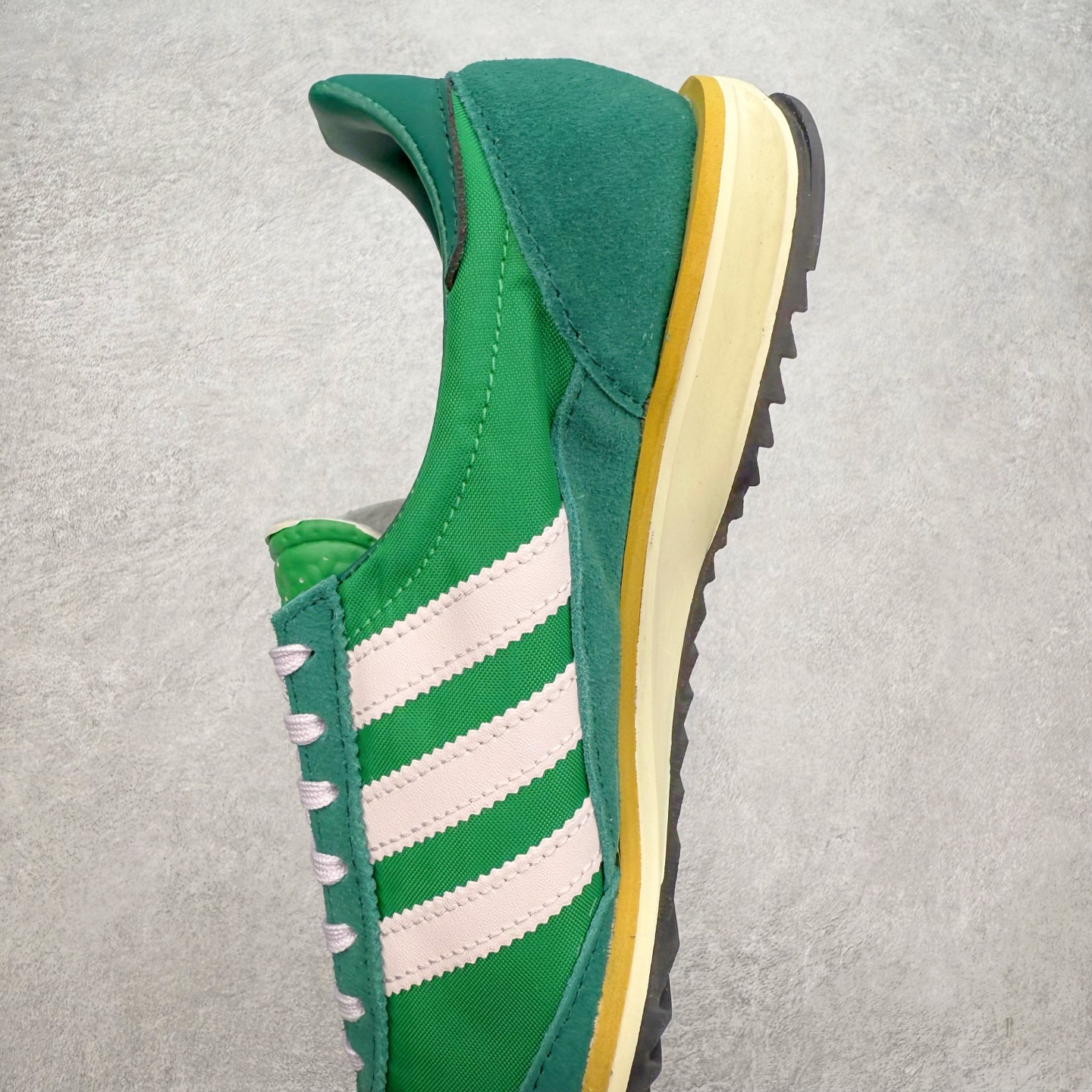 图片[7]-＃福利特价 AD Wmns SL72 OG 系列德训足球风百搭低帮休闲运动板鞋 采用高弹EVA+MODEL+RB三层组合底 区别市面RB一体大底 三层组合鞋底重量与原鞋一致 Originals 将有「T 头鞋」造型的诞生于 1972 年的 SL72 鞋款复刻带回 各位买鞋又有新选择了 1972 年 SL72 问世后 引领了后来阿迪达斯的跑鞋发展方向 其中「SL」代表了 Super Light 彰显了产品轻便的特性 1972 年 SL72 问世后 引领了后来阿迪达斯的跑鞋发展方向 其中「SL」代表了 Super Light 彰显了产品轻便的特性 这次 Originals 延续其轻质经典的基因 带来男女两款 SL72 男生款带来 SL72 RS 鞋型 RS 意为 Reshaped（重塑）鞋款在保留了经典的外观基础上 在尼龙材质里增加了填充物 使鞋型更加挺立和饱满 鞋头则更加圆润 鞋底的 EVA 材质则增加了鞋款的高度 女生款则带来 SL72 OG W 鞋型 OG 顾名思义则是致敬经典款式 相较于 RS（Reshaped）鞋款 鞋身更加纤细 其整体鞋身轮廓、线条、细节、材质上尊崇 70 年代 SL72 的设计 还原经典味道 尺码：36 36⅔ 37⅓ 38 38⅔ 39⅓ 40 40⅔ 41⅓ 42 42⅔ 43⅓ 44 44⅔ 45-选品中心