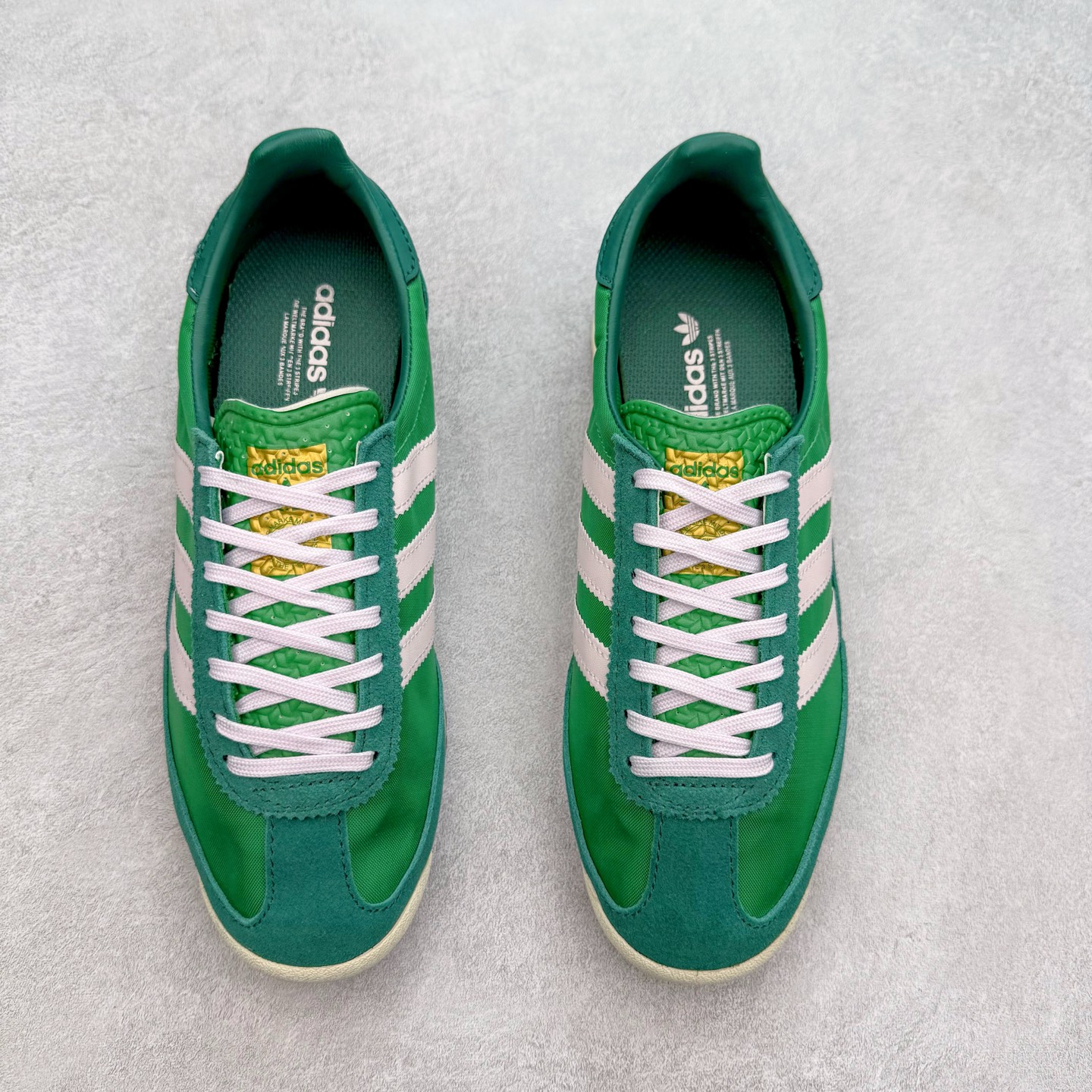 图片[2]-＃福利特价 AD Wmns SL72 OG 系列德训足球风百搭低帮休闲运动板鞋 采用高弹EVA+MODEL+RB三层组合底 区别市面RB一体大底 三层组合鞋底重量与原鞋一致 Originals 将有「T 头鞋」造型的诞生于 1972 年的 SL72 鞋款复刻带回 各位买鞋又有新选择了 1972 年 SL72 问世后 引领了后来阿迪达斯的跑鞋发展方向 其中「SL」代表了 Super Light 彰显了产品轻便的特性 1972 年 SL72 问世后 引领了后来阿迪达斯的跑鞋发展方向 其中「SL」代表了 Super Light 彰显了产品轻便的特性 这次 Originals 延续其轻质经典的基因 带来男女两款 SL72 男生款带来 SL72 RS 鞋型 RS 意为 Reshaped（重塑）鞋款在保留了经典的外观基础上 在尼龙材质里增加了填充物 使鞋型更加挺立和饱满 鞋头则更加圆润 鞋底的 EVA 材质则增加了鞋款的高度 女生款则带来 SL72 OG W 鞋型 OG 顾名思义则是致敬经典款式 相较于 RS（Reshaped）鞋款 鞋身更加纤细 其整体鞋身轮廓、线条、细节、材质上尊崇 70 年代 SL72 的设计 还原经典味道 尺码：36 36⅔ 37⅓ 38 38⅔ 39⅓ 40 40⅔ 41⅓ 42 42⅔ 43⅓ 44 44⅔ 45-选品中心