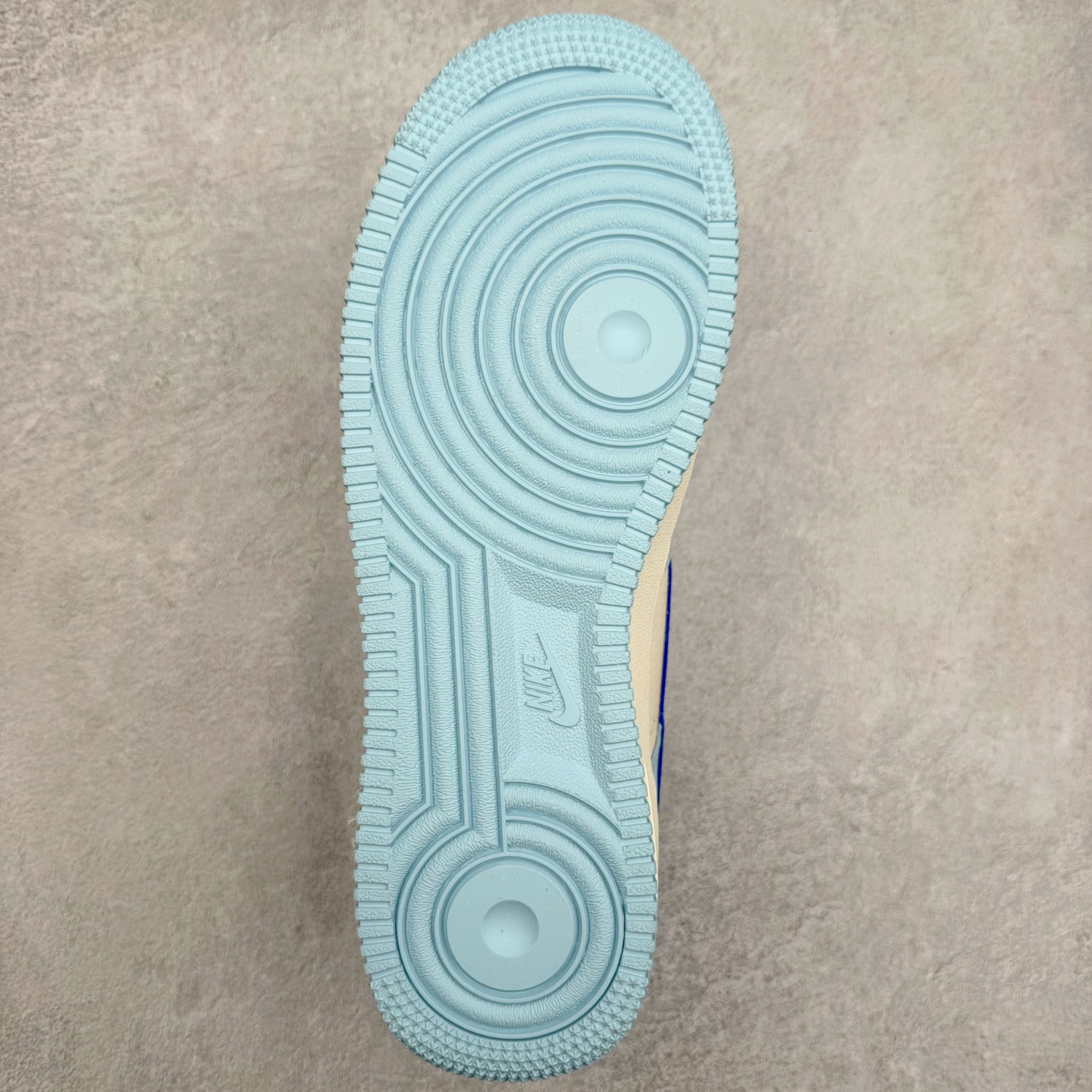 图片[9]-NK Air Force 1´07 Low 空军一号低帮百搭休闲运动板鞋 DF0188-059 柔软、弹性十足的缓震性能和出色的中底设计 横跨复古与现代的外型结合 造就出风靡全球 三十多年的Force 1 直到今天还深受青睐 实拍调校N版已经零色差零失真 百分百还原实物色彩所见即所得 不存在货不对板色差等低级问题 选购参考实物拍摄 不混卖不参货 只用心做好货严格选品 承诺混一赔十 尺码：36 36.5 37.5 38 38.5 39 40 40.5 41 42 42.5 43 44 44.5 45-选品中心