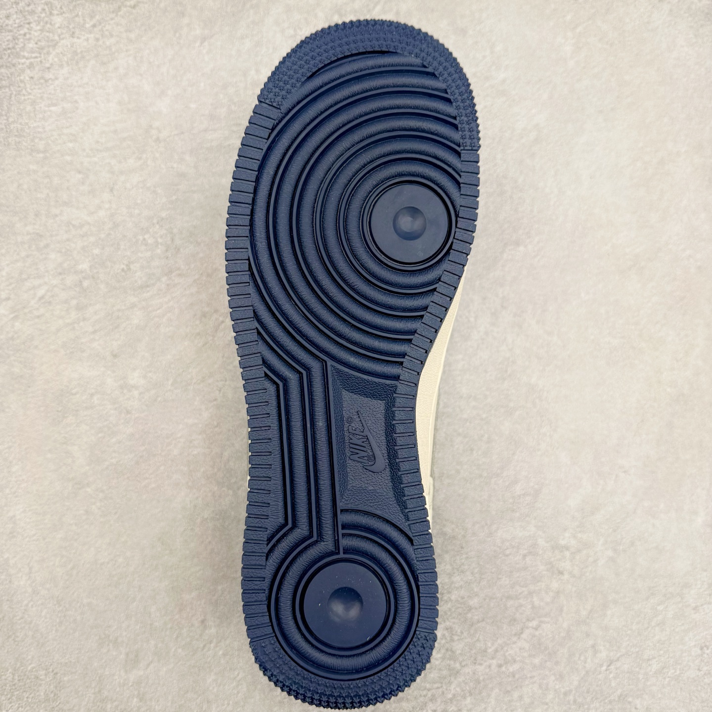 图片[9]-NK Air Force 1´07 Low 空军一号低帮百搭休闲运动板鞋 XS1958-546 柔软、弹性十足的缓震性能和出色的中底设计 横跨复古与现代的外型结合 造就出风靡全球 三十多年的Force 1 直到今天还深受青睐 实拍调校N版已经零色差零失真 百分百还原实物色彩所见即所得 不存在货不对板色差等低级问题 选购参考实物拍摄 不混卖不参货 只用心做好货严格选品 承诺混一赔十 尺码：36 36.5 37.5 38 38.5 39 40 40.5 41 42 42.5 43 44 44.5 45-选品中心