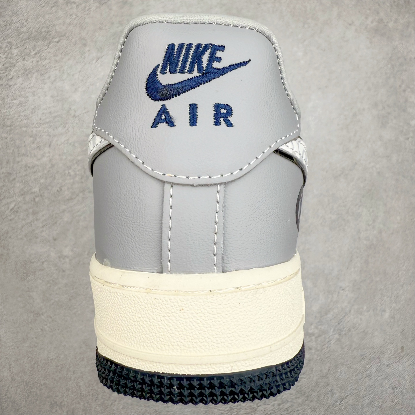 图片[8]-NK Air Force 1´07 Low 空军一号低帮百搭休闲运动板鞋 DM6868-061 柔软、弹性十足的缓震性能和出色的中底设计 横跨复古与现代的外型结合 造就出风靡全球 三十多年的Force 1 直到今天还深受青睐 实拍调校N版已经零色差零失真 百分百还原实物色彩所见即所得 不存在货不对板色差等低级问题 选购参考实物拍摄 不混卖不参货 只用心做好货严格选品 承诺混一赔十 尺码：36 36.5 37.5 38 38.5 39 40 40.5 41 42 42.5 43 44 44.5 45-选品中心