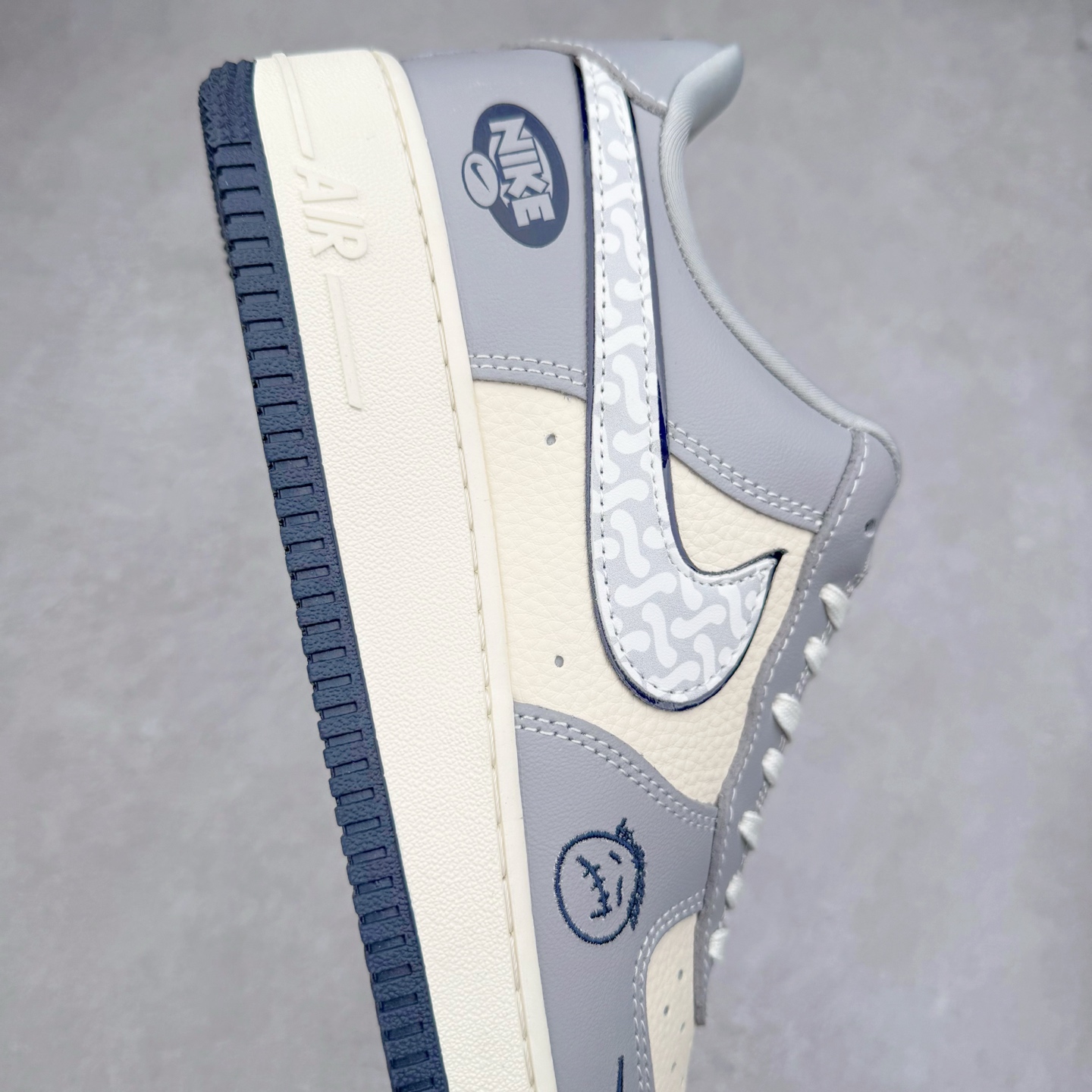 图片[6]-NK Air Force 1´07 Low 空军一号低帮百搭休闲运动板鞋 DM6868-061 柔软、弹性十足的缓震性能和出色的中底设计 横跨复古与现代的外型结合 造就出风靡全球 三十多年的Force 1 直到今天还深受青睐 实拍调校N版已经零色差零失真 百分百还原实物色彩所见即所得 不存在货不对板色差等低级问题 选购参考实物拍摄 不混卖不参货 只用心做好货严格选品 承诺混一赔十 尺码：36 36.5 37.5 38 38.5 39 40 40.5 41 42 42.5 43 44 44.5 45-选品中心