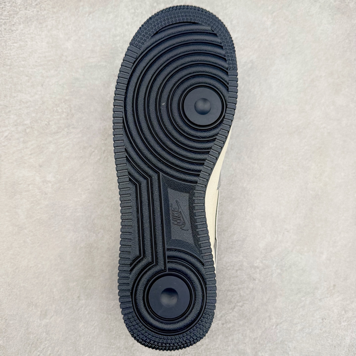 图片[9]-NK Air Force 1´07 Low 空军一号低帮百搭休闲运动板鞋 DM6868-061 柔软、弹性十足的缓震性能和出色的中底设计 横跨复古与现代的外型结合 造就出风靡全球 三十多年的Force 1 直到今天还深受青睐 实拍调校N版已经零色差零失真 百分百还原实物色彩所见即所得 不存在货不对板色差等低级问题 选购参考实物拍摄 不混卖不参货 只用心做好货严格选品 承诺混一赔十 尺码：36 36.5 37.5 38 38.5 39 40 40.5 41 42 42.5 43 44 44.5 45-选品中心