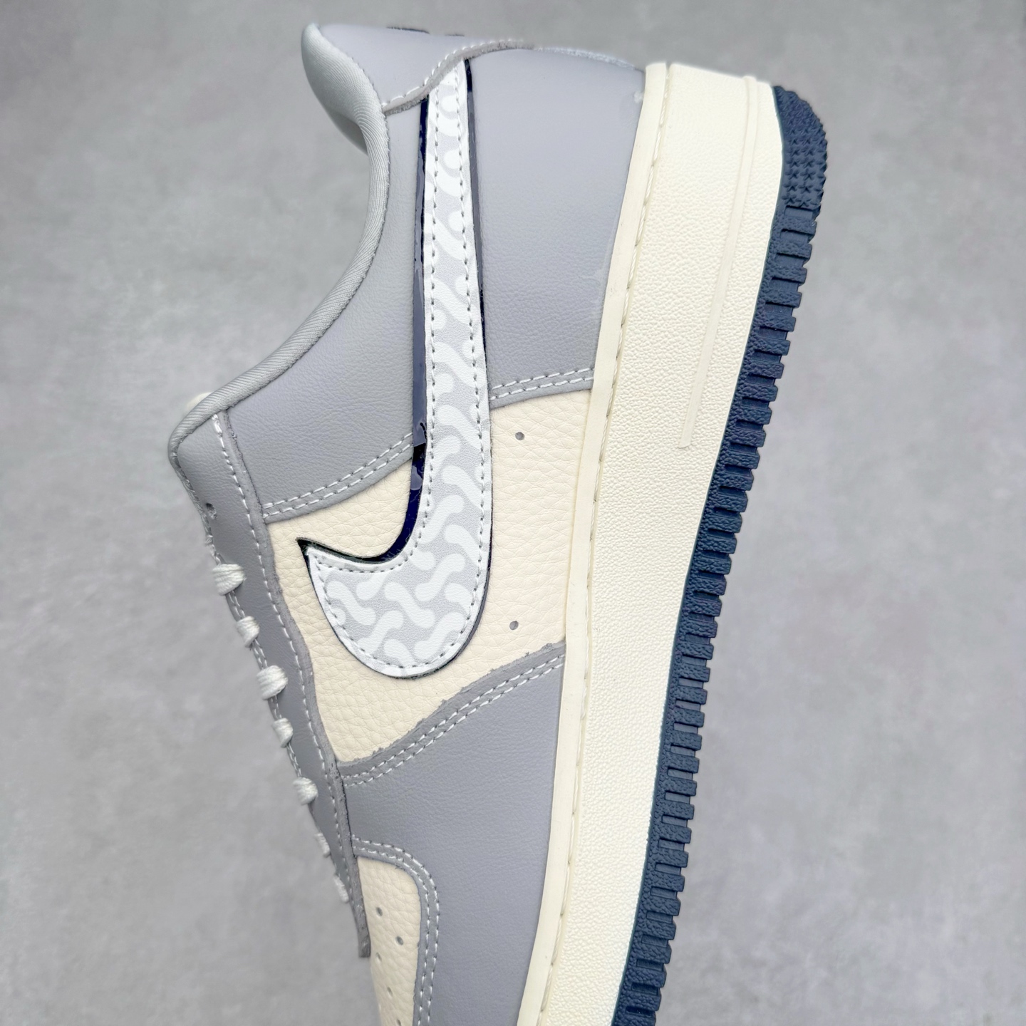 图片[7]-NK Air Force 1´07 Low 空军一号低帮百搭休闲运动板鞋 DM6868-061 柔软、弹性十足的缓震性能和出色的中底设计 横跨复古与现代的外型结合 造就出风靡全球 三十多年的Force 1 直到今天还深受青睐 实拍调校N版已经零色差零失真 百分百还原实物色彩所见即所得 不存在货不对板色差等低级问题 选购参考实物拍摄 不混卖不参货 只用心做好货严格选品 承诺混一赔十 尺码：36 36.5 37.5 38 38.5 39 40 40.5 41 42 42.5 43 44 44.5 45-选品中心