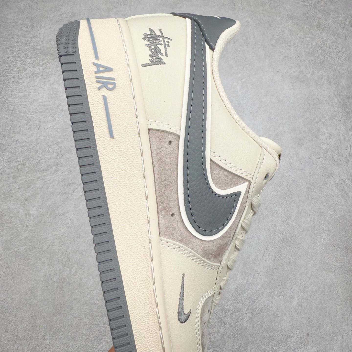 图片[6]-NK Air Force 1´07 Low 空军一号低帮百搭休闲运动板鞋 XX3168-126 柔软、弹性十足的缓震性能和出色的中底设计 横跨复古与现代的外型结合 造就出风靡全球 三十多年的Force 1 直到今天还深受青睐 实拍调校N版已经零色差零失真 百分百还原实物色彩所见即所得 不存在货不对板色差等低级问题 选购参考实物拍摄 不混卖不参货 只用心做好货严格选品 承诺混一赔十 尺码：36 36.5 37.5 38 38.5 39 40 40.5 41 42 42.5 43 44 44.5 45-选品中心