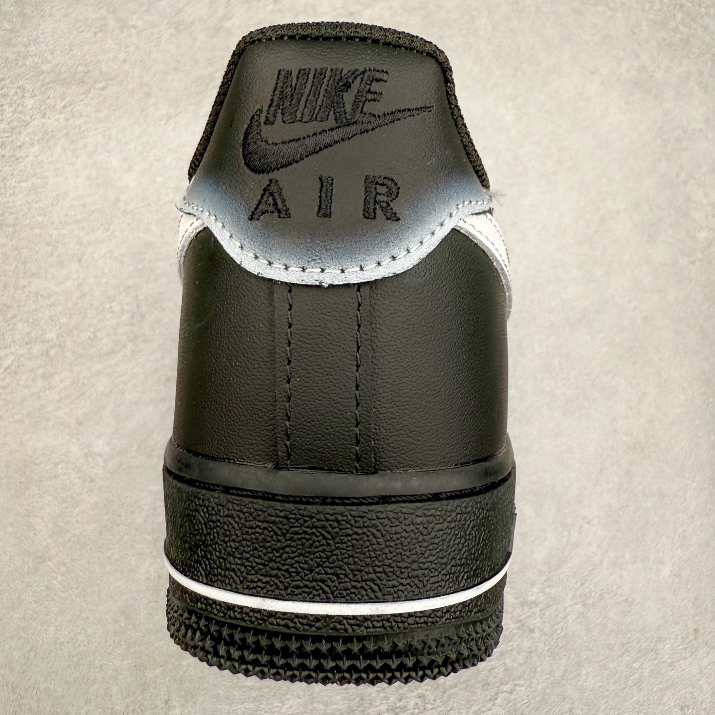 图片[8]-NK Air Force 1´07 Low 空军一号低帮百搭休闲运动板鞋 DD8959-001 柔软、弹性十足的缓震性能和出色的中底设计 横跨复古与现代的外型结合 造就出风靡全球 三十多年的Force 1 直到今天还深受青睐 实拍调校N版已经零色差零失真 百分百还原实物色彩所见即所得 不存在货不对板色差等低级问题 选购参考实物拍摄 不混卖不参货 只用心做好货严格选品 承诺混一赔十 尺码：36 36.5 37.5 38 38.5 39 40 40.5 41 42 42.5 43 44 44.5 45-选品中心