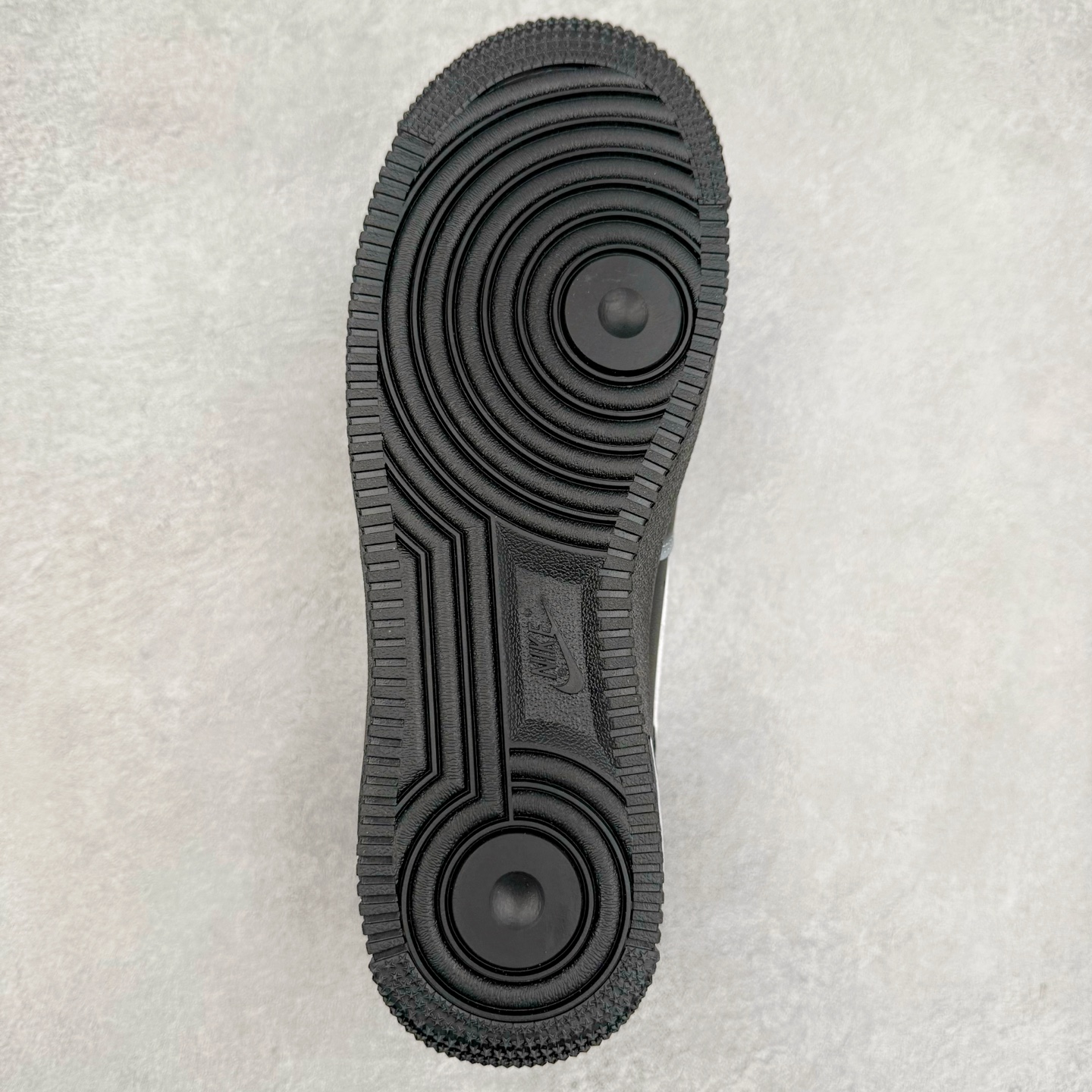 图片[9]-NK Air Force 1´07 Low 空军一号低帮百搭休闲运动板鞋 DD8959-001 柔软、弹性十足的缓震性能和出色的中底设计 横跨复古与现代的外型结合 造就出风靡全球 三十多年的Force 1 直到今天还深受青睐 实拍调校N版已经零色差零失真 百分百还原实物色彩所见即所得 不存在货不对板色差等低级问题 选购参考实物拍摄 不混卖不参货 只用心做好货严格选品 承诺混一赔十 尺码：36 36.5 37.5 38 38.5 39 40 40.5 41 42 42.5 43 44 44.5 45-选品中心