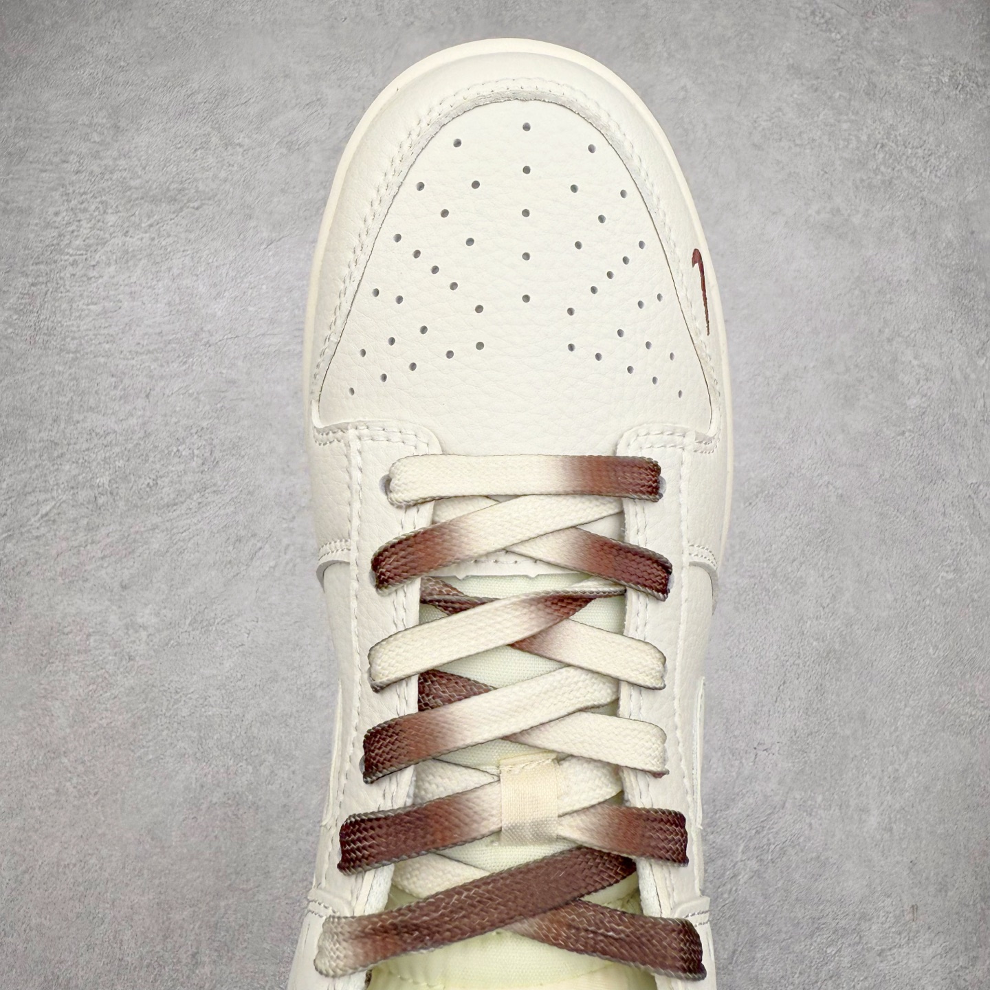 图片[4]-NK Dunk Low 定制配色 BB8657-106 大厂出品 极力推荐 原装头层材料 独家版型蒸餾加工帶來的是更好的视觉和脚感体验大厂纯原品质出货 清洁度 电绣工艺 皮料切割干净无任何毛边 细节完美 实拍调校N版已经零色差零失真 百分百还原实物色彩所见即所得 不存在货不对板色差等低级问题 选购参考实物拍摄 不混卖不参货 只用心做好货严格选品 承诺混一赔十 尺码：36 36.5 37.5 38 38.5 39 40 40.5 41 42 42.5 43 44 44.5 45-选品中心