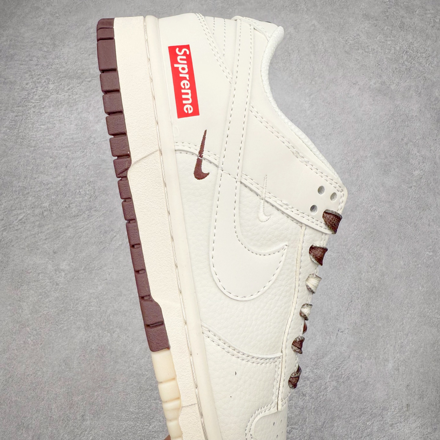 图片[6]-NK Dunk Low 定制配色 BB8657-106 大厂出品 极力推荐 原装头层材料 独家版型蒸餾加工帶來的是更好的视觉和脚感体验大厂纯原品质出货 清洁度 电绣工艺 皮料切割干净无任何毛边 细节完美 实拍调校N版已经零色差零失真 百分百还原实物色彩所见即所得 不存在货不对板色差等低级问题 选购参考实物拍摄 不混卖不参货 只用心做好货严格选品 承诺混一赔十 尺码：36 36.5 37.5 38 38.5 39 40 40.5 41 42 42.5 43 44 44.5 45-选品中心