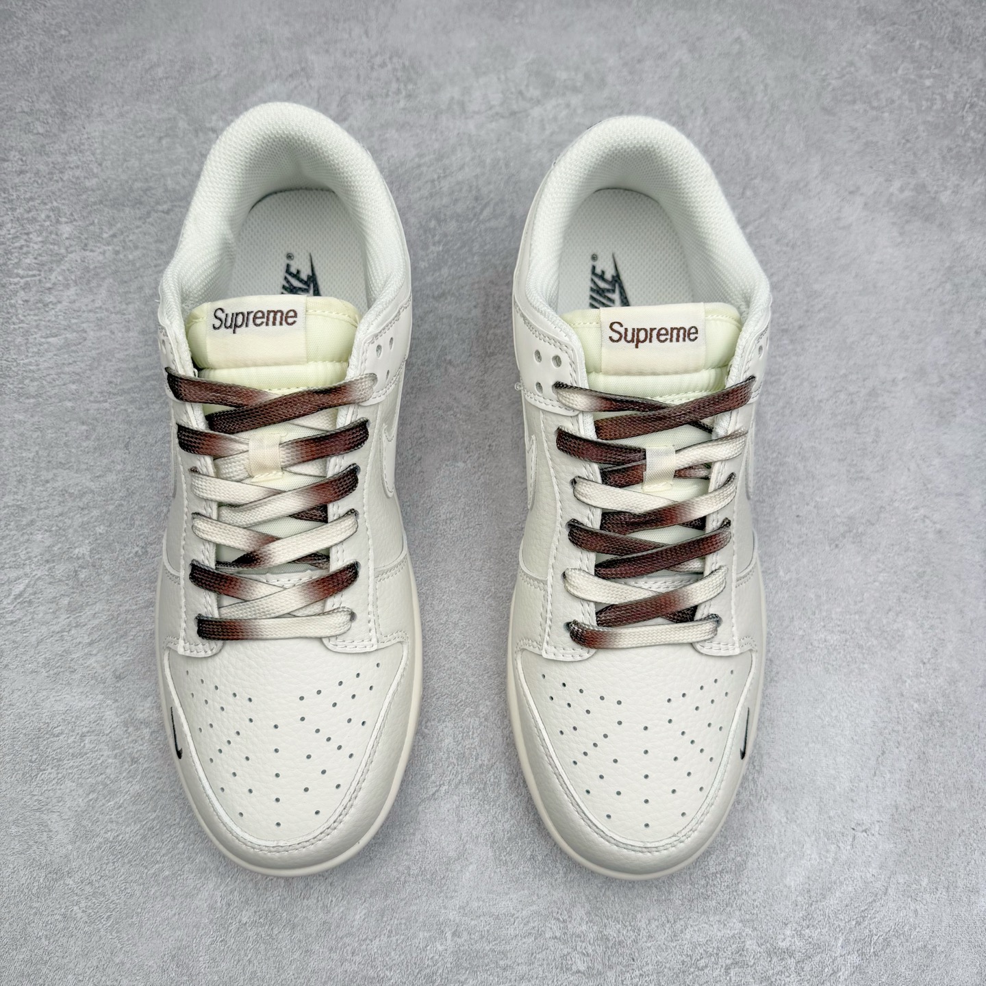 图片[2]-NK Dunk Low 定制配色 BB8657-106 大厂出品 极力推荐 原装头层材料 独家版型蒸餾加工帶來的是更好的视觉和脚感体验大厂纯原品质出货 清洁度 电绣工艺 皮料切割干净无任何毛边 细节完美 实拍调校N版已经零色差零失真 百分百还原实物色彩所见即所得 不存在货不对板色差等低级问题 选购参考实物拍摄 不混卖不参货 只用心做好货严格选品 承诺混一赔十 尺码：36 36.5 37.5 38 38.5 39 40 40.5 41 42 42.5 43 44 44.5 45-选品中心