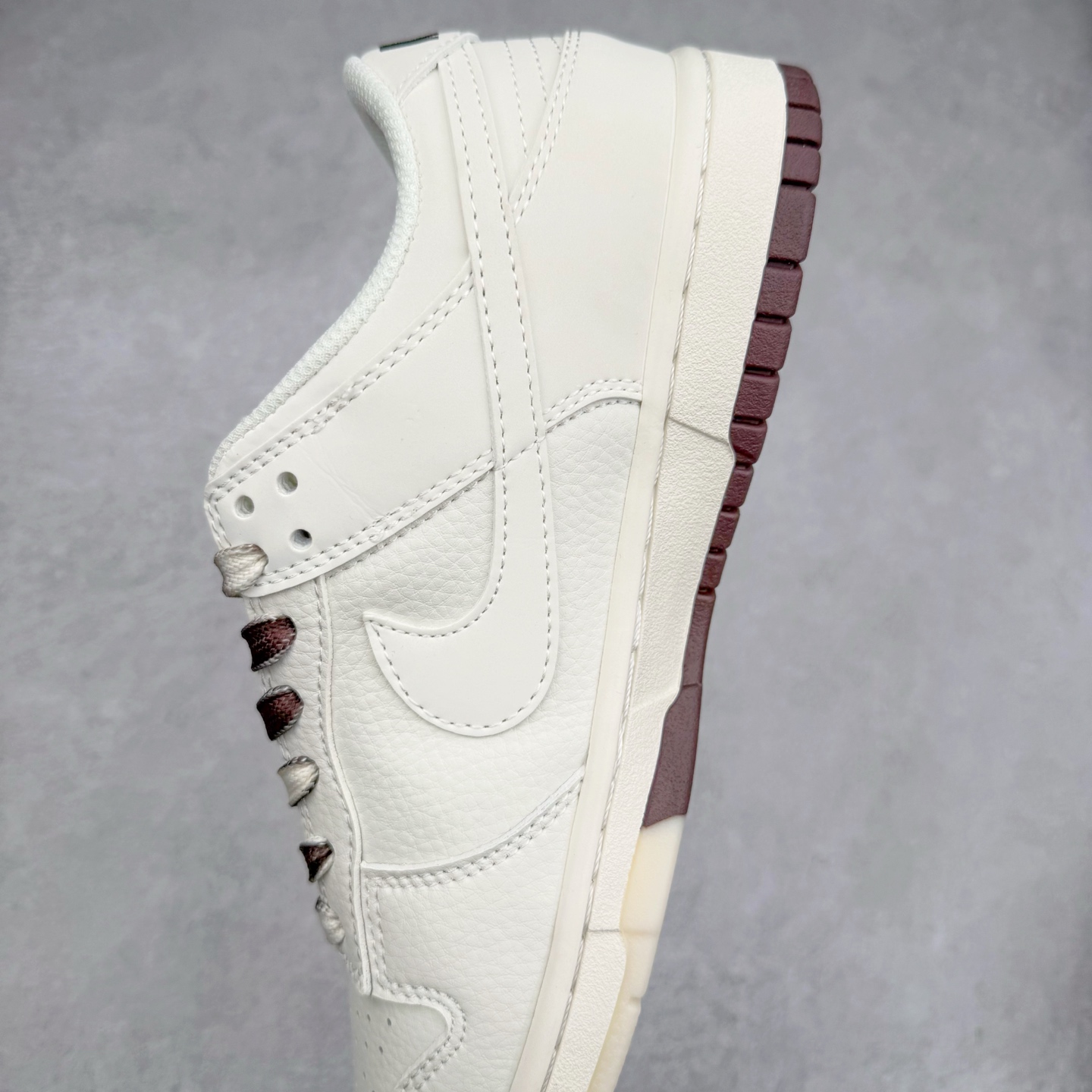 图片[7]-NK Dunk Low 定制配色 BB8657-106 大厂出品 极力推荐 原装头层材料 独家版型蒸餾加工帶來的是更好的视觉和脚感体验大厂纯原品质出货 清洁度 电绣工艺 皮料切割干净无任何毛边 细节完美 实拍调校N版已经零色差零失真 百分百还原实物色彩所见即所得 不存在货不对板色差等低级问题 选购参考实物拍摄 不混卖不参货 只用心做好货严格选品 承诺混一赔十 尺码：36 36.5 37.5 38 38.5 39 40 40.5 41 42 42.5 43 44 44.5 45-选品中心