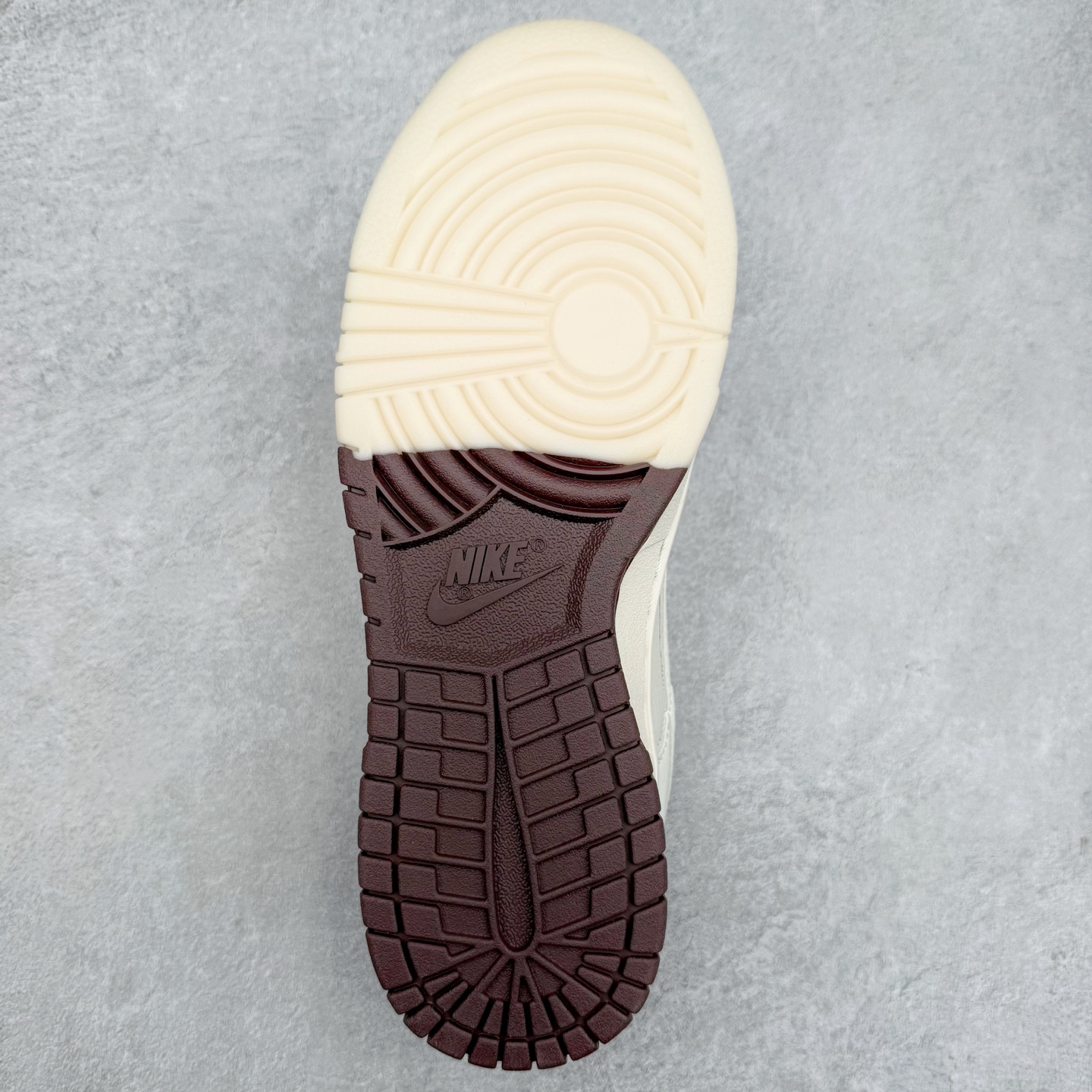 图片[9]-NK Dunk Low 定制配色 BB8657-106 大厂出品 极力推荐 原装头层材料 独家版型蒸餾加工帶來的是更好的视觉和脚感体验大厂纯原品质出货 清洁度 电绣工艺 皮料切割干净无任何毛边 细节完美 实拍调校N版已经零色差零失真 百分百还原实物色彩所见即所得 不存在货不对板色差等低级问题 选购参考实物拍摄 不混卖不参货 只用心做好货严格选品 承诺混一赔十 尺码：36 36.5 37.5 38 38.5 39 40 40.5 41 42 42.5 43 44 44.5 45-选品中心