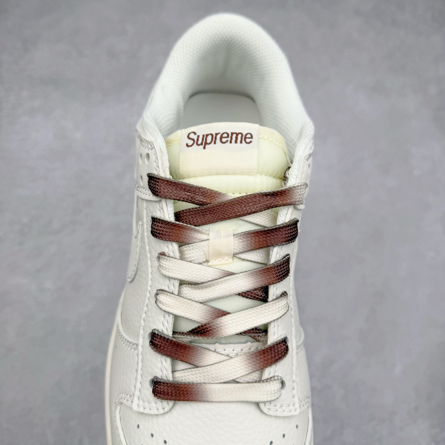 图片[5]-NK Dunk Low 定制配色 BB8657-106 大厂出品 极力推荐 原装头层材料 独家版型蒸餾加工帶來的是更好的视觉和脚感体验大厂纯原品质出货 清洁度 电绣工艺 皮料切割干净无任何毛边 细节完美 实拍调校N版已经零色差零失真 百分百还原实物色彩所见即所得 不存在货不对板色差等低级问题 选购参考实物拍摄 不混卖不参货 只用心做好货严格选品 承诺混一赔十 尺码：36 36.5 37.5 38 38.5 39 40 40.5 41 42 42.5 43 44 44.5 45-选品中心