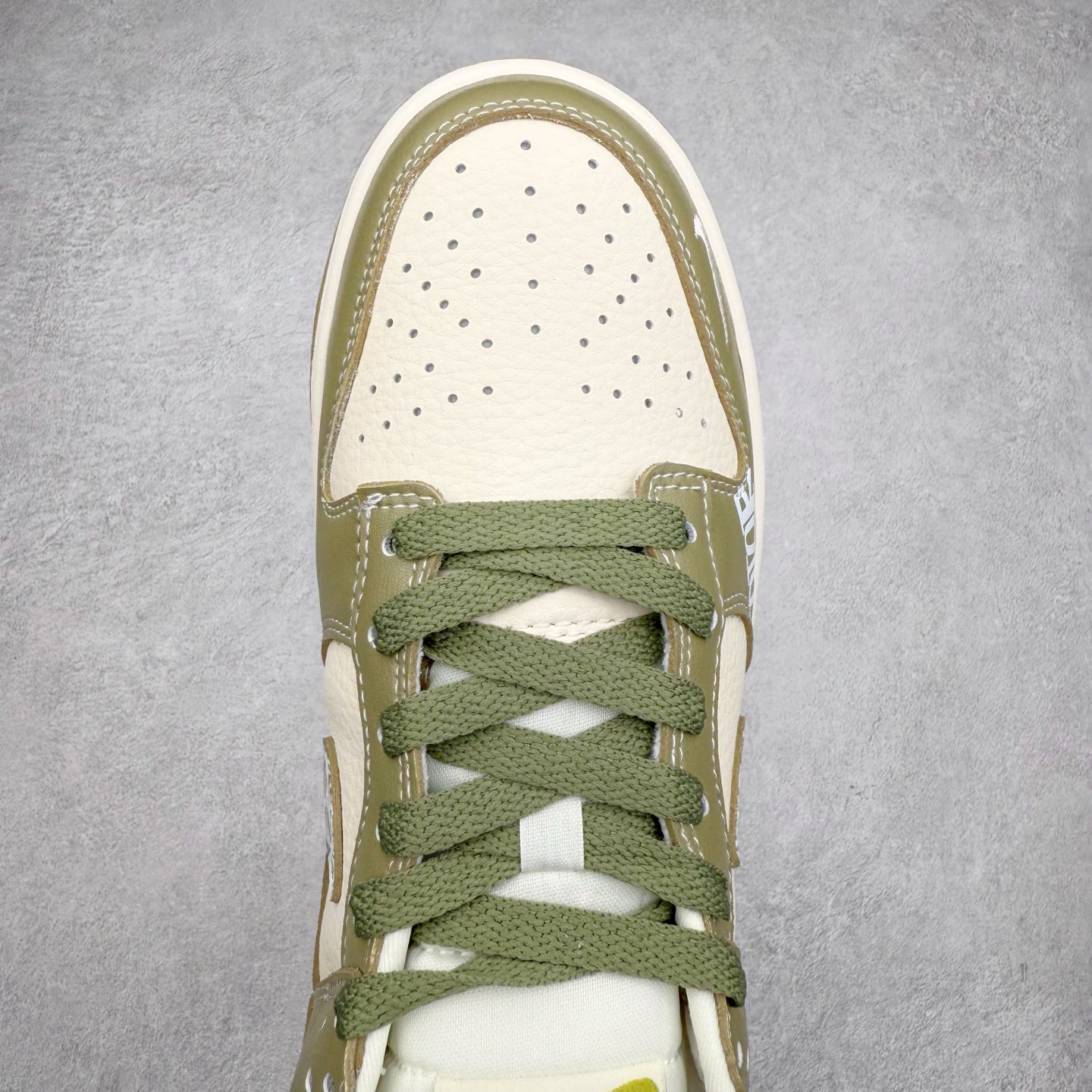 图片[4]-NK Dunk Low 定制配色 KK1333-044 大厂出品 极力推荐 原装头层材料 独家版型蒸餾加工帶來的是更好的视觉和脚感体验大厂纯原品质出货 清洁度 电绣工艺 皮料切割干净无任何毛边 细节完美 实拍调校N版已经零色差零失真 百分百还原实物色彩所见即所得 不存在货不对板色差等低级问题 选购参考实物拍摄 不混卖不参货 只用心做好货严格选品 承诺混一赔十 尺码：36 36.5 37.5 38 38.5 39 40 40.5 41 42 42.5 43 44 44.5 45-选品中心