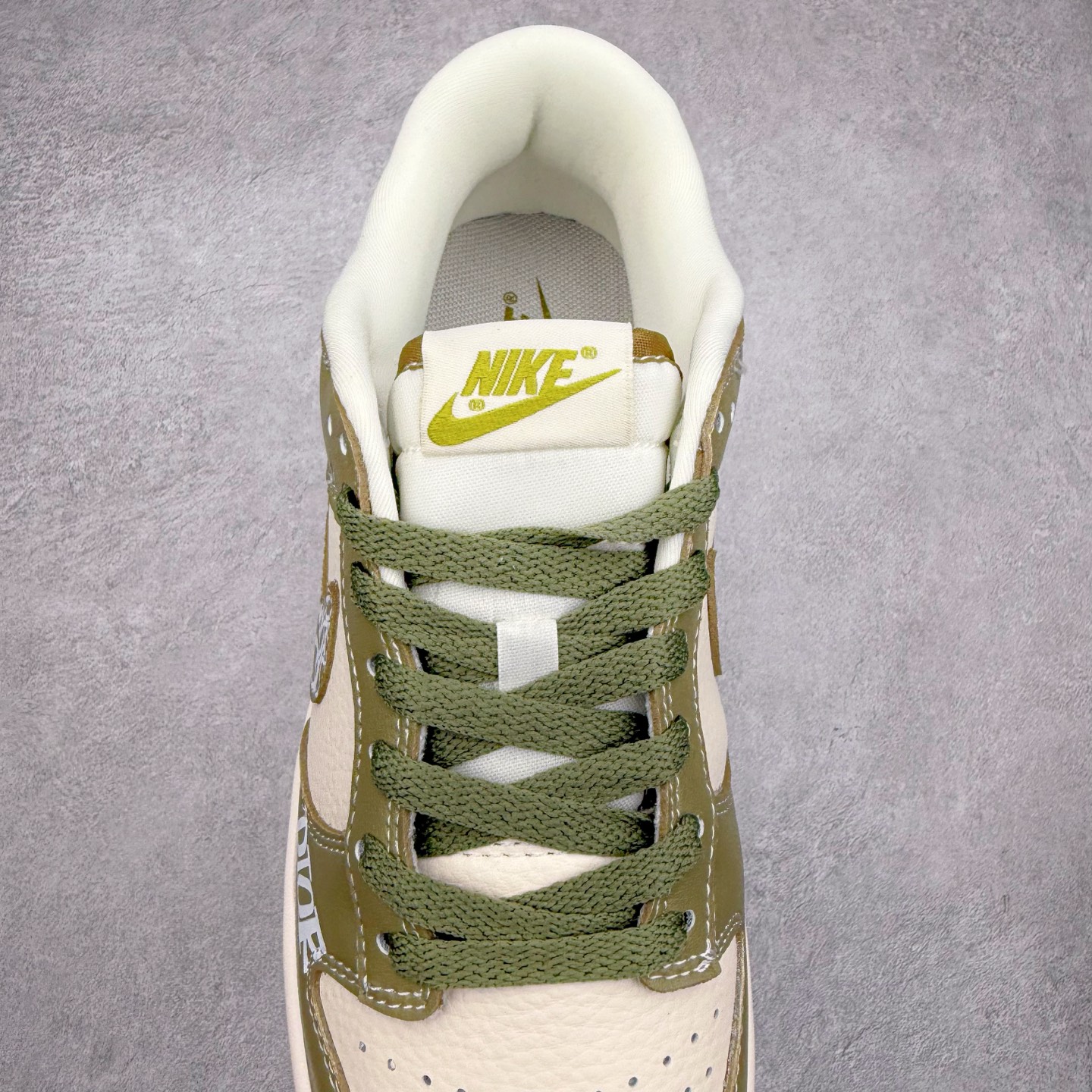 图片[5]-NK Dunk Low 定制配色 KK1333-044 大厂出品 极力推荐 原装头层材料 独家版型蒸餾加工帶來的是更好的视觉和脚感体验大厂纯原品质出货 清洁度 电绣工艺 皮料切割干净无任何毛边 细节完美 实拍调校N版已经零色差零失真 百分百还原实物色彩所见即所得 不存在货不对板色差等低级问题 选购参考实物拍摄 不混卖不参货 只用心做好货严格选品 承诺混一赔十 尺码：36 36.5 37.5 38 38.5 39 40 40.5 41 42 42.5 43 44 44.5 45-选品中心