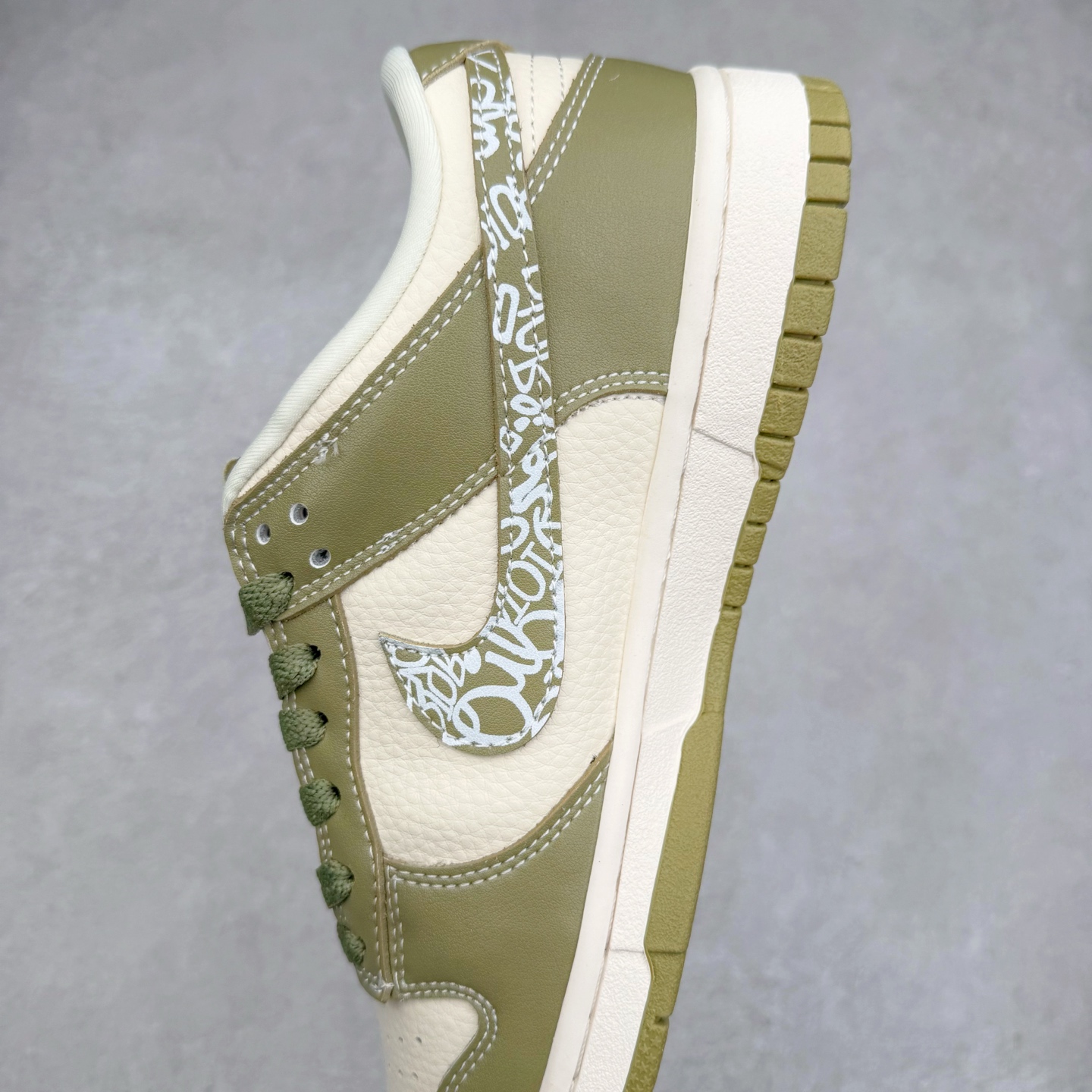 图片[7]-NK Dunk Low 定制配色 KK1333-044 大厂出品 极力推荐 原装头层材料 独家版型蒸餾加工帶來的是更好的视觉和脚感体验大厂纯原品质出货 清洁度 电绣工艺 皮料切割干净无任何毛边 细节完美 实拍调校N版已经零色差零失真 百分百还原实物色彩所见即所得 不存在货不对板色差等低级问题 选购参考实物拍摄 不混卖不参货 只用心做好货严格选品 承诺混一赔十 尺码：36 36.5 37.5 38 38.5 39 40 40.5 41 42 42.5 43 44 44.5 45-选品中心