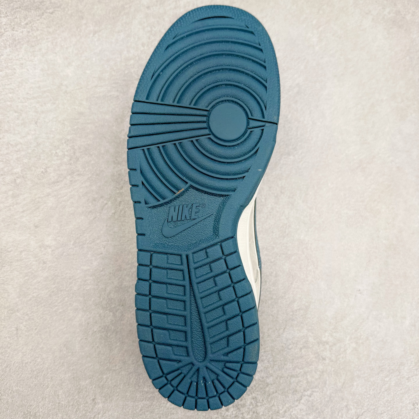 图片[9]-＃福利特价 NK Dunk Low 定制配色 大厂出品 极力推荐 原装头层材料 独家版型蒸餾加工帶來的是更好的视觉和脚感体验大厂纯原品质出货 清洁度 电绣工艺 皮料切割干净无任何毛边 细节完美 实拍调校N版已经零色差零失真 百分百还原实物色彩所见即所得 不存在货不对板色差等低级问题 选购参考实物拍摄 不混卖不参货 只用心做好货严格选品 承诺混一赔十 尺码：36 36.5 37.5 38 38.5 39 40 40.5 41 42 42.5 43 44 44.5 45-选品中心