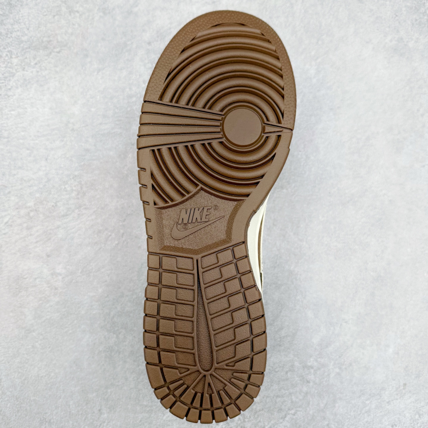 图片[9]-＃福利特价 NK Dunk Low 定制配色 大厂出品 极力推荐 原装头层材料 独家版型蒸餾加工帶來的是更好的视觉和脚感体验大厂纯原品质出货 清洁度 电绣工艺 皮料切割干净无任何毛边 细节完美 实拍调校N版已经零色差零失真 百分百还原实物色彩所见即所得 不存在货不对板色差等低级问题 选购参考实物拍摄 不混卖不参货 只用心做好货严格选品 承诺混一赔十 尺码：36 36.5 37.5 38 38.5 39 40 40.5 41 42 42.5 43 44 44.5 45-选品中心