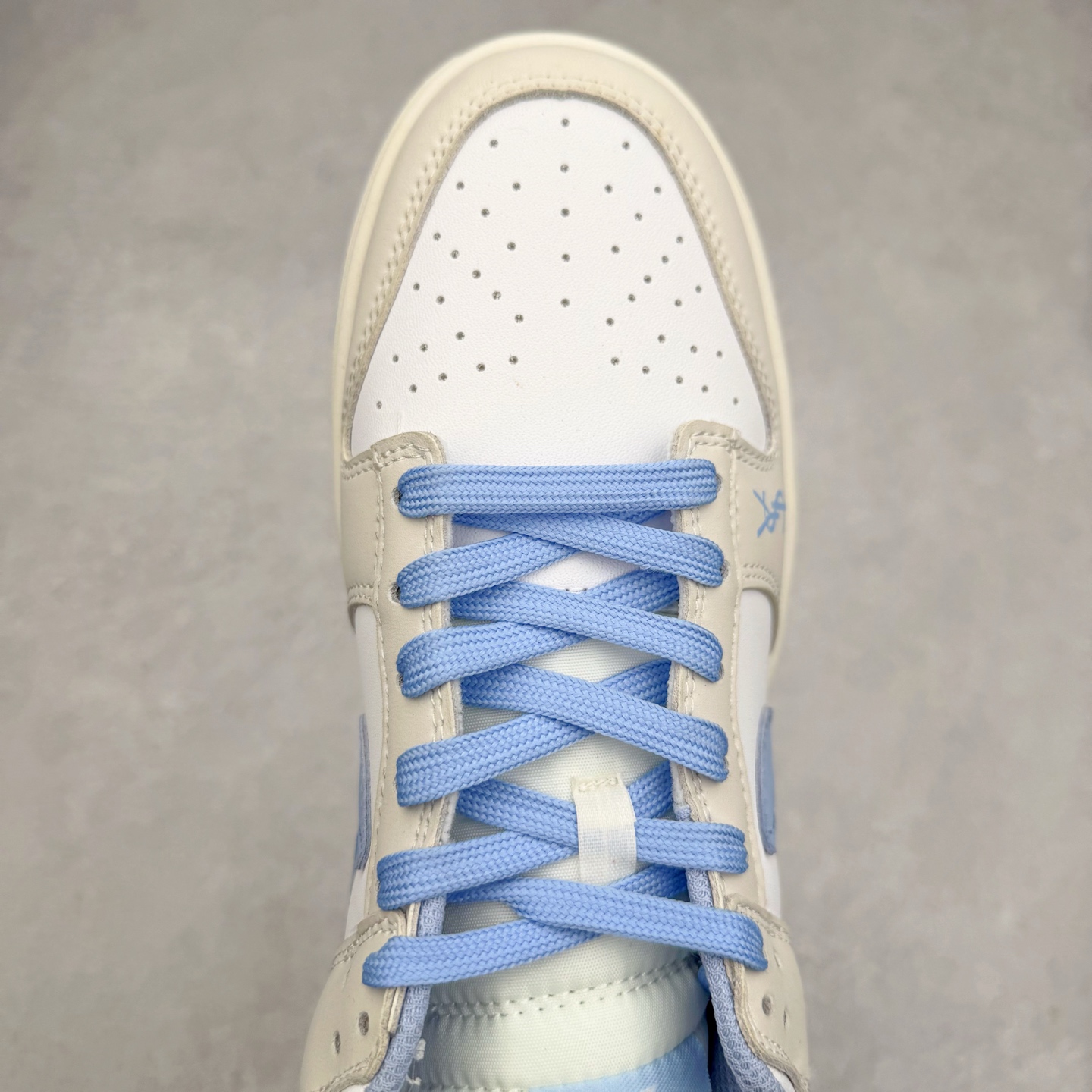 图片[4]-＃福利特价 NK Dunk Low 定制配色 大厂出品 极力推荐 原装头层材料 独家版型蒸餾加工帶來的是更好的视觉和脚感体验大厂纯原品质出货 清洁度 电绣工艺 皮料切割干净无任何毛边 细节完美 实拍调校N版已经零色差零失真 百分百还原实物色彩所见即所得 不存在货不对板色差等低级问题 选购参考实物拍摄 不混卖不参货 只用心做好货严格选品 承诺混一赔十 尺码：36 36.5 37.5 38 38.5 39 40 40.5 41 42 42.5 43 44 44.5 45-选品中心