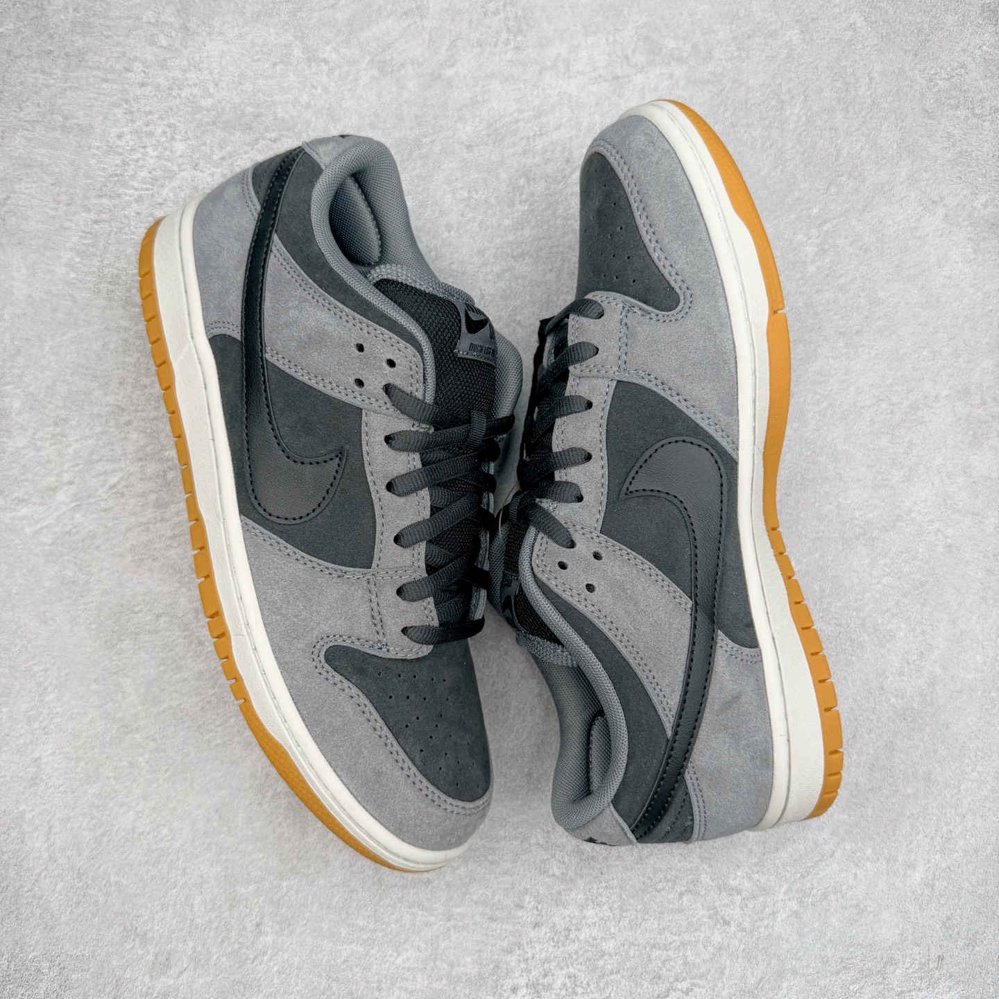 图片[3]-＃KZ神版 NK SB Dunk Low 灰黑 HF3063-001 毫无疑问市场中端王者 全码福利开炸 长期补货价格一步到位 毫无疑问市场中端王者 实力大厂出品 新配色陆续开发 利润个位数只为口碑 全套原纸板楦头开发 确保原汁原味 完美呈现DUNK版型 一比一鞋头弧度高度鞋身弧度 此版本只针对中端市场 皮料材质有所更替 其他数据细节工艺流程均保持一致 绝不口嗨 细节品控鞋型随意对比 独家私模官方第六代原厂航空铝磨具打磨大底 鞋头坡度极致还原 无解鞋型 原盒原配 圈内天花板工艺 原厂玻璃冲刀 超高清洁度 全鞋零毛边皮料切割 原厂中底布点胶 中底布拉帮走线遵循公司 尺码：36 36.5 37.5 38 38.5 39 40 40.5 41 42 42.5 43 44 44.5 45 46 47.5-选品中心