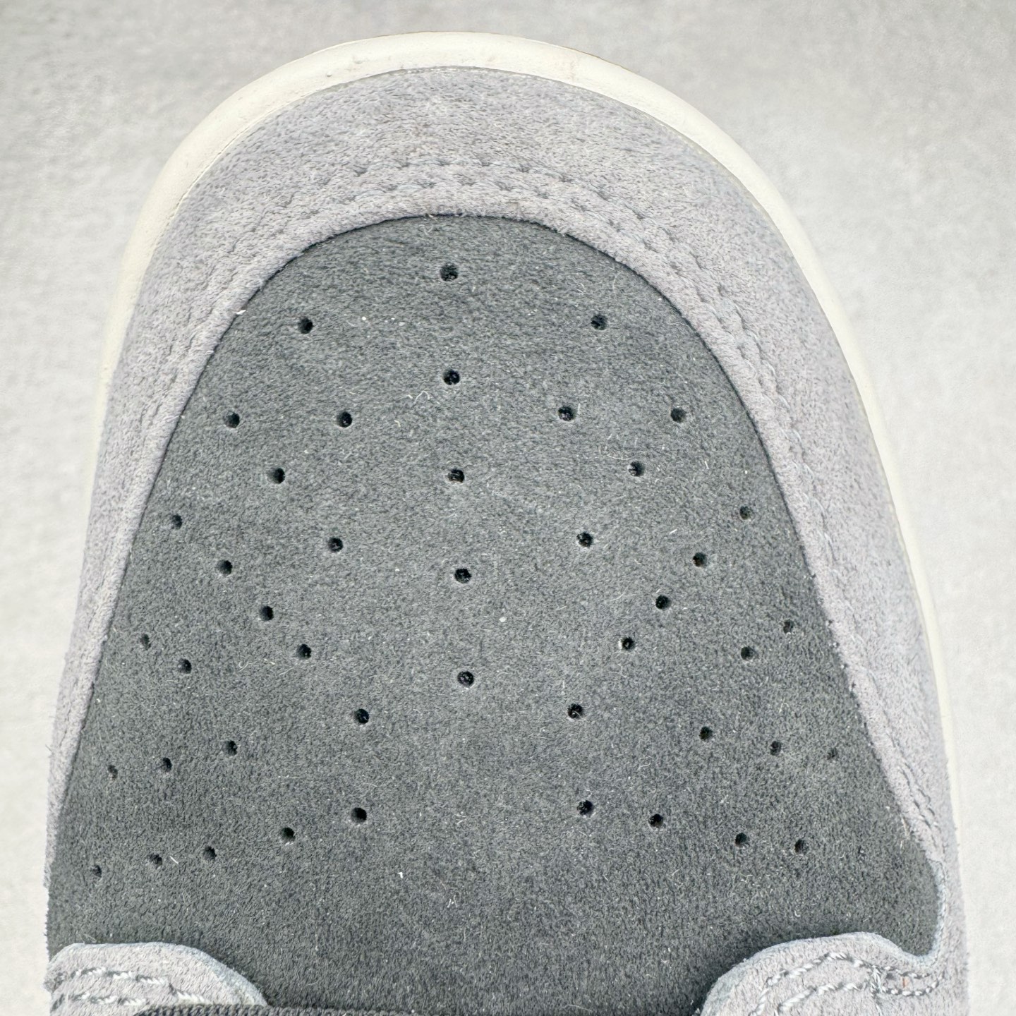 图片[14]-＃KZ神版 NK SB Dunk Low 灰黑 HF3063-001 毫无疑问市场中端王者 全码福利开炸 长期补货价格一步到位 毫无疑问市场中端王者 实力大厂出品 新配色陆续开发 利润个位数只为口碑 全套原纸板楦头开发 确保原汁原味 完美呈现DUNK版型 一比一鞋头弧度高度鞋身弧度 此版本只针对中端市场 皮料材质有所更替 其他数据细节工艺流程均保持一致 绝不口嗨 细节品控鞋型随意对比 独家私模官方第六代原厂航空铝磨具打磨大底 鞋头坡度极致还原 无解鞋型 原盒原配 圈内天花板工艺 原厂玻璃冲刀 超高清洁度 全鞋零毛边皮料切割 原厂中底布点胶 中底布拉帮走线遵循公司 尺码：36 36.5 37.5 38 38.5 39 40 40.5 41 42 42.5 43 44 44.5 45 46 47.5-选品中心