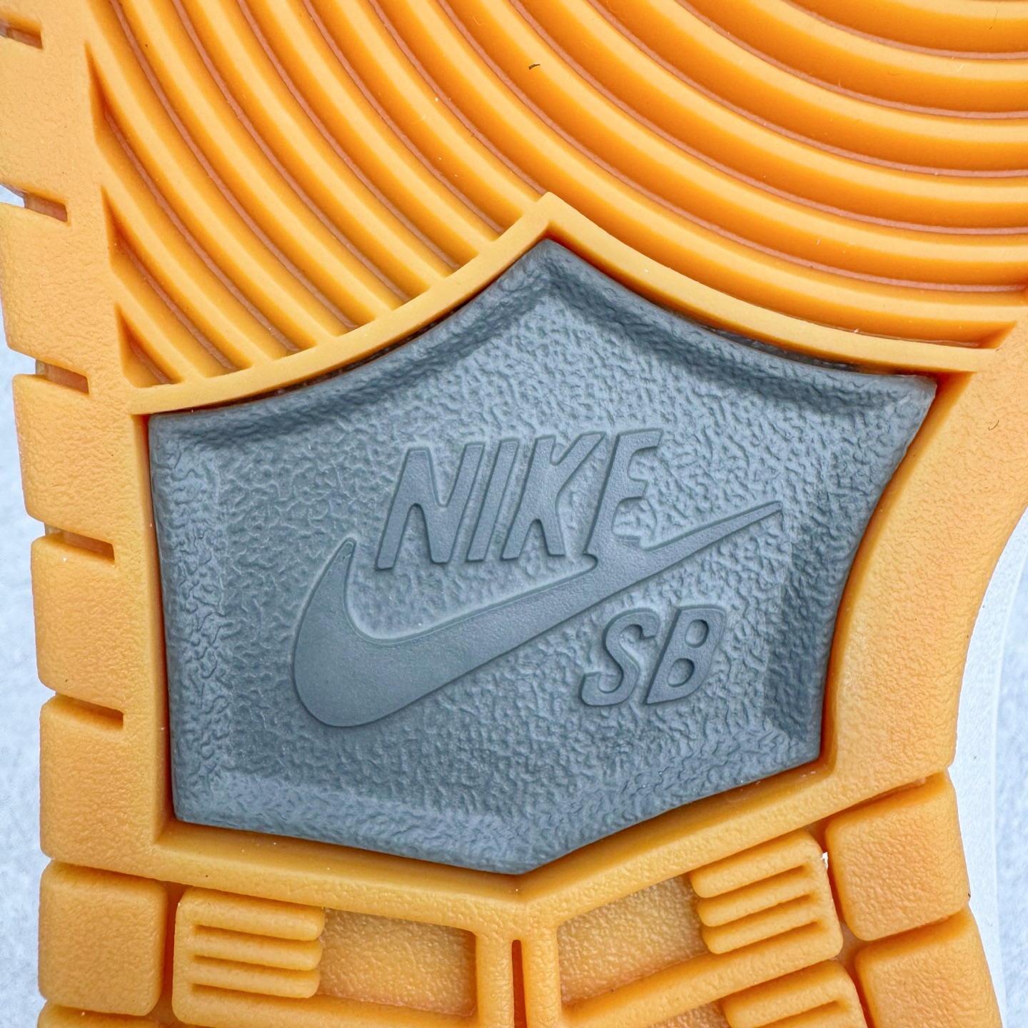 图片[20]-＃KZ神版 NK SB Dunk Low 灰黑 HF3063-001 毫无疑问市场中端王者 全码福利开炸 长期补货价格一步到位 毫无疑问市场中端王者 实力大厂出品 新配色陆续开发 利润个位数只为口碑 全套原纸板楦头开发 确保原汁原味 完美呈现DUNK版型 一比一鞋头弧度高度鞋身弧度 此版本只针对中端市场 皮料材质有所更替 其他数据细节工艺流程均保持一致 绝不口嗨 细节品控鞋型随意对比 独家私模官方第六代原厂航空铝磨具打磨大底 鞋头坡度极致还原 无解鞋型 原盒原配 圈内天花板工艺 原厂玻璃冲刀 超高清洁度 全鞋零毛边皮料切割 原厂中底布点胶 中底布拉帮走线遵循公司 尺码：36 36.5 37.5 38 38.5 39 40 40.5 41 42 42.5 43 44 44.5 45 46 47.5-选品中心