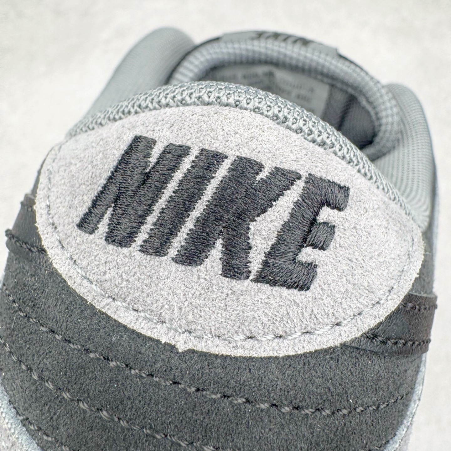 图片[15]-＃KZ神版 NK SB Dunk Low 灰黑 HF3063-001 毫无疑问市场中端王者 全码福利开炸 长期补货价格一步到位 毫无疑问市场中端王者 实力大厂出品 新配色陆续开发 利润个位数只为口碑 全套原纸板楦头开发 确保原汁原味 完美呈现DUNK版型 一比一鞋头弧度高度鞋身弧度 此版本只针对中端市场 皮料材质有所更替 其他数据细节工艺流程均保持一致 绝不口嗨 细节品控鞋型随意对比 独家私模官方第六代原厂航空铝磨具打磨大底 鞋头坡度极致还原 无解鞋型 原盒原配 圈内天花板工艺 原厂玻璃冲刀 超高清洁度 全鞋零毛边皮料切割 原厂中底布点胶 中底布拉帮走线遵循公司 尺码：36 36.5 37.5 38 38.5 39 40 40.5 41 42 42.5 43 44 44.5 45 46 47.5-选品中心