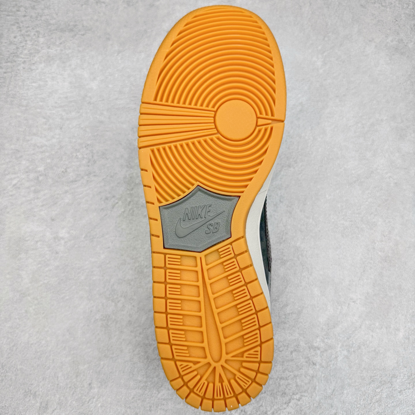 图片[9]-＃KZ神版 NK SB Dunk Low 灰黑 HF3063-001 毫无疑问市场中端王者 全码福利开炸 长期补货价格一步到位 毫无疑问市场中端王者 实力大厂出品 新配色陆续开发 利润个位数只为口碑 全套原纸板楦头开发 确保原汁原味 完美呈现DUNK版型 一比一鞋头弧度高度鞋身弧度 此版本只针对中端市场 皮料材质有所更替 其他数据细节工艺流程均保持一致 绝不口嗨 细节品控鞋型随意对比 独家私模官方第六代原厂航空铝磨具打磨大底 鞋头坡度极致还原 无解鞋型 原盒原配 圈内天花板工艺 原厂玻璃冲刀 超高清洁度 全鞋零毛边皮料切割 原厂中底布点胶 中底布拉帮走线遵循公司 尺码：36 36.5 37.5 38 38.5 39 40 40.5 41 42 42.5 43 44 44.5 45 46 47.5-选品中心