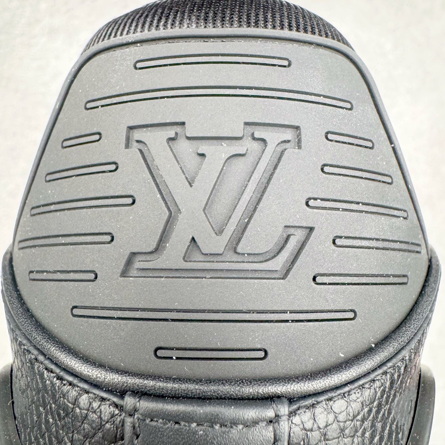 图片[10]-＃GD广顶 Louis Vuitton Trainer lv路易威登时装走秀运动时尚板鞋 外贸零售特供批次 2023全新纸板数据 印花高频效果碾压市面 市售天花板产物 耗时半年巨作 全套原厂新版原纸板楦头开发 原厂特供皮料加持 市场所有版本中综合最强的货品 GD实力大厂出品 全网最全配色更新最快 最成熟的做工稳定的品控 完美鞋型超高的清洁度 零毛边线头瑕疵 全套原楦原纸版原鞋开模 全网最具灵魂的版型 正确原装黄色鞋盒 正确中底印花 鞋面印花3D高频深度立体 全鞋电脑针车 紧密相连 针距密度一致 环保乳胶注塑鞋垫 厚度脚感还原原版 皮面裁剪部位 统一油边封口工艺 原装橡胶大底含胶量大底组合零偏差 专柜全套包装 防尘袋 说明书 质保卡 男女鞋 尺码：35 36 37 38 39 40 41 42 43 44 45-选品中心