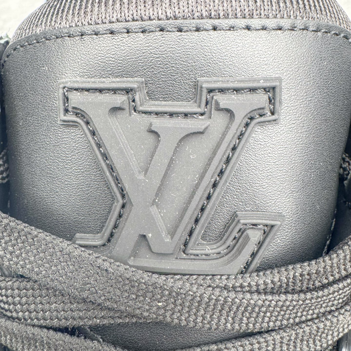 图片[20]-＃GD广顶 Louis Vuitton Trainer lv路易威登时装走秀运动时尚板鞋 外贸零售特供批次 2023全新纸板数据 印花高频效果碾压市面 市售天花板产物 耗时半年巨作 全套原厂新版原纸板楦头开发 原厂特供皮料加持 市场所有版本中综合最强的货品 GD实力大厂出品 全网最全配色更新最快 最成熟的做工稳定的品控 完美鞋型超高的清洁度 零毛边线头瑕疵 全套原楦原纸版原鞋开模 全网最具灵魂的版型 正确原装黄色鞋盒 正确中底印花 鞋面印花3D高频深度立体 全鞋电脑针车 紧密相连 针距密度一致 环保乳胶注塑鞋垫 厚度脚感还原原版 皮面裁剪部位 统一油边封口工艺 原装橡胶大底含胶量大底组合零偏差 专柜全套包装 防尘袋 说明书 质保卡 男女鞋 尺码：35 36 37 38 39 40 41 42 43 44 45-选品中心