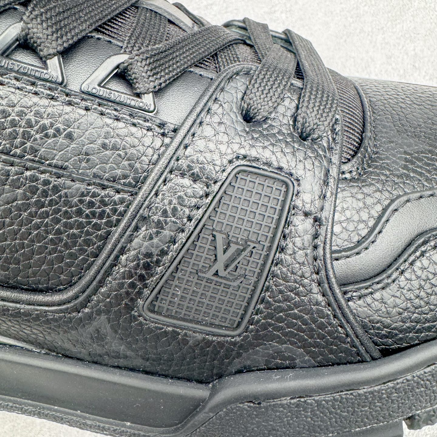 图片[14]-＃GD广顶 Louis Vuitton Trainer lv路易威登时装走秀运动时尚板鞋 外贸零售特供批次 2023全新纸板数据 印花高频效果碾压市面 市售天花板产物 耗时半年巨作 全套原厂新版原纸板楦头开发 原厂特供皮料加持 市场所有版本中综合最强的货品 GD实力大厂出品 全网最全配色更新最快 最成熟的做工稳定的品控 完美鞋型超高的清洁度 零毛边线头瑕疵 全套原楦原纸版原鞋开模 全网最具灵魂的版型 正确原装黄色鞋盒 正确中底印花 鞋面印花3D高频深度立体 全鞋电脑针车 紧密相连 针距密度一致 环保乳胶注塑鞋垫 厚度脚感还原原版 皮面裁剪部位 统一油边封口工艺 原装橡胶大底含胶量大底组合零偏差 专柜全套包装 防尘袋 说明书 质保卡 男女鞋 尺码：35 36 37 38 39 40 41 42 43 44 45-选品中心