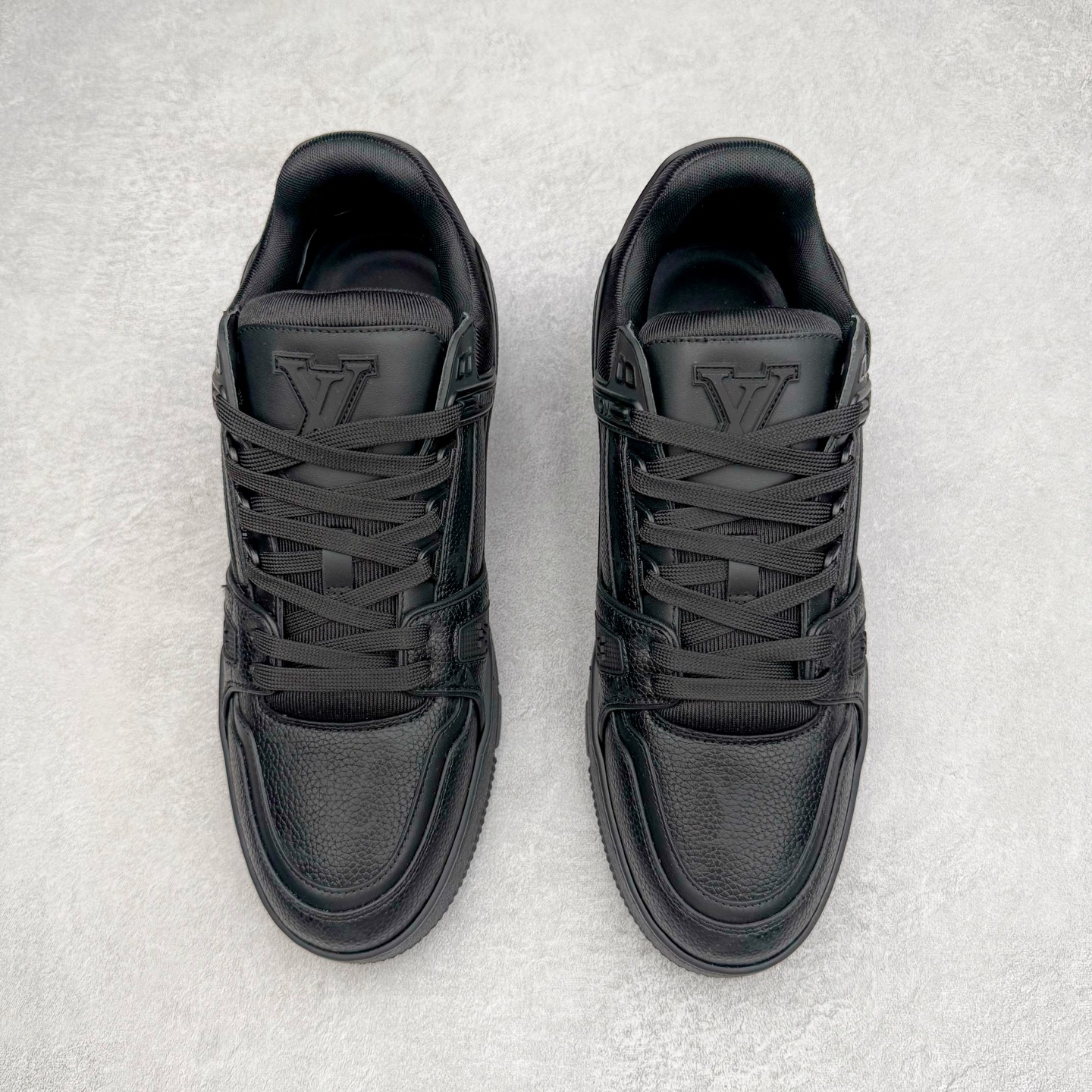 图片[2]-＃GD广顶 Louis Vuitton Trainer lv路易威登时装走秀运动时尚板鞋 外贸零售特供批次 2023全新纸板数据 印花高频效果碾压市面 市售天花板产物 耗时半年巨作 全套原厂新版原纸板楦头开发 原厂特供皮料加持 市场所有版本中综合最强的货品 GD实力大厂出品 全网最全配色更新最快 最成熟的做工稳定的品控 完美鞋型超高的清洁度 零毛边线头瑕疵 全套原楦原纸版原鞋开模 全网最具灵魂的版型 正确原装黄色鞋盒 正确中底印花 鞋面印花3D高频深度立体 全鞋电脑针车 紧密相连 针距密度一致 环保乳胶注塑鞋垫 厚度脚感还原原版 皮面裁剪部位 统一油边封口工艺 原装橡胶大底含胶量大底组合零偏差 专柜全套包装 防尘袋 说明书 质保卡 男女鞋 尺码：35 36 37 38 39 40 41 42 43 44 45-选品中心