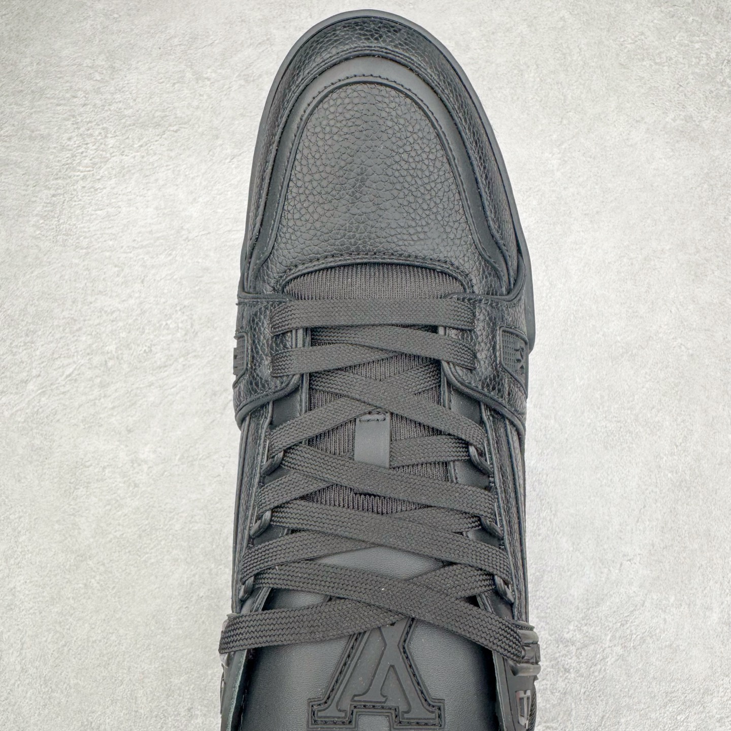 图片[4]-＃GD广顶 Louis Vuitton Trainer lv路易威登时装走秀运动时尚板鞋 外贸零售特供批次 2023全新纸板数据 印花高频效果碾压市面 市售天花板产物 耗时半年巨作 全套原厂新版原纸板楦头开发 原厂特供皮料加持 市场所有版本中综合最强的货品 GD实力大厂出品 全网最全配色更新最快 最成熟的做工稳定的品控 完美鞋型超高的清洁度 零毛边线头瑕疵 全套原楦原纸版原鞋开模 全网最具灵魂的版型 正确原装黄色鞋盒 正确中底印花 鞋面印花3D高频深度立体 全鞋电脑针车 紧密相连 针距密度一致 环保乳胶注塑鞋垫 厚度脚感还原原版 皮面裁剪部位 统一油边封口工艺 原装橡胶大底含胶量大底组合零偏差 专柜全套包装 防尘袋 说明书 质保卡 男女鞋 尺码：35 36 37 38 39 40 41 42 43 44 45-选品中心